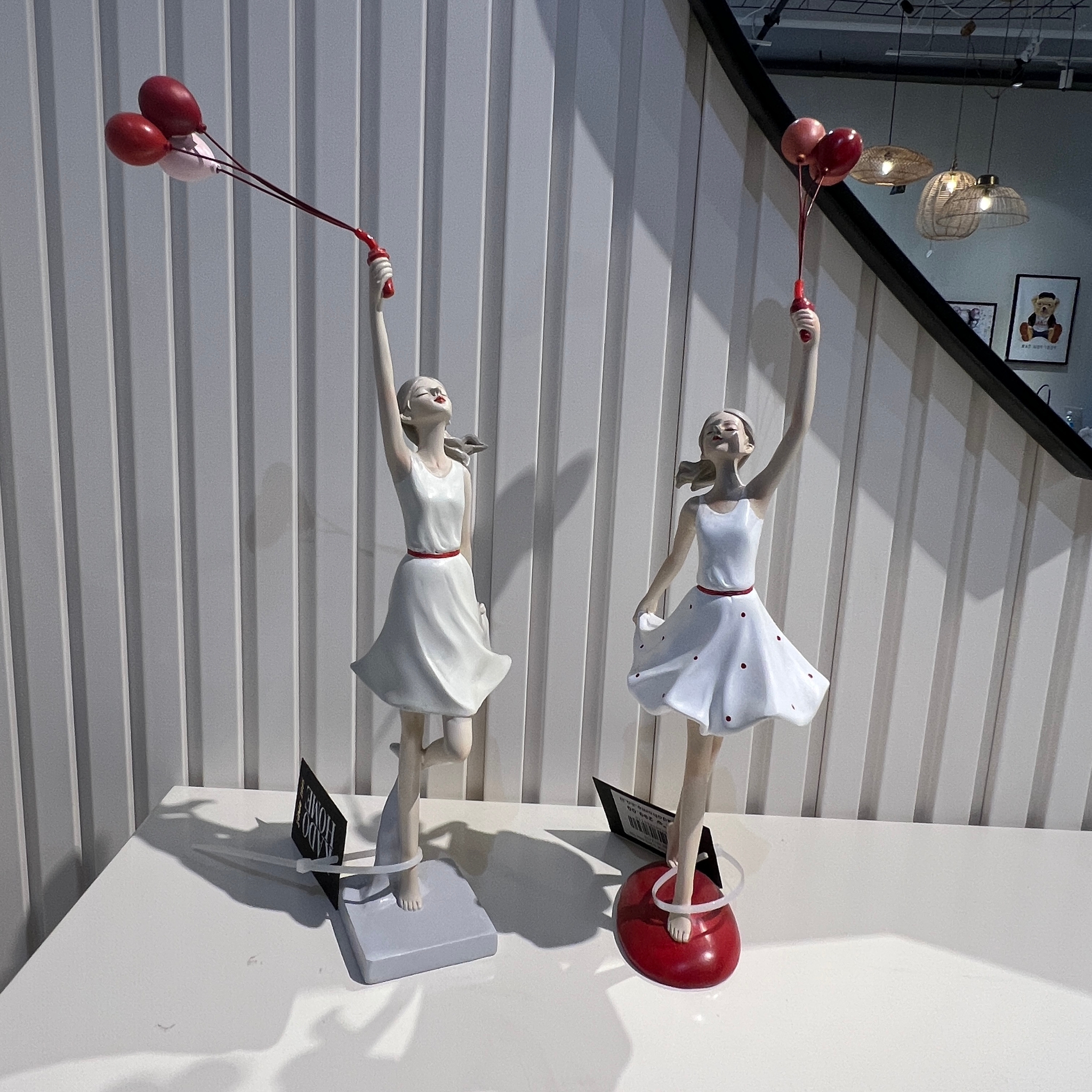 פסל אישה בלונים אדומים פסל אישה בלונים אדומים