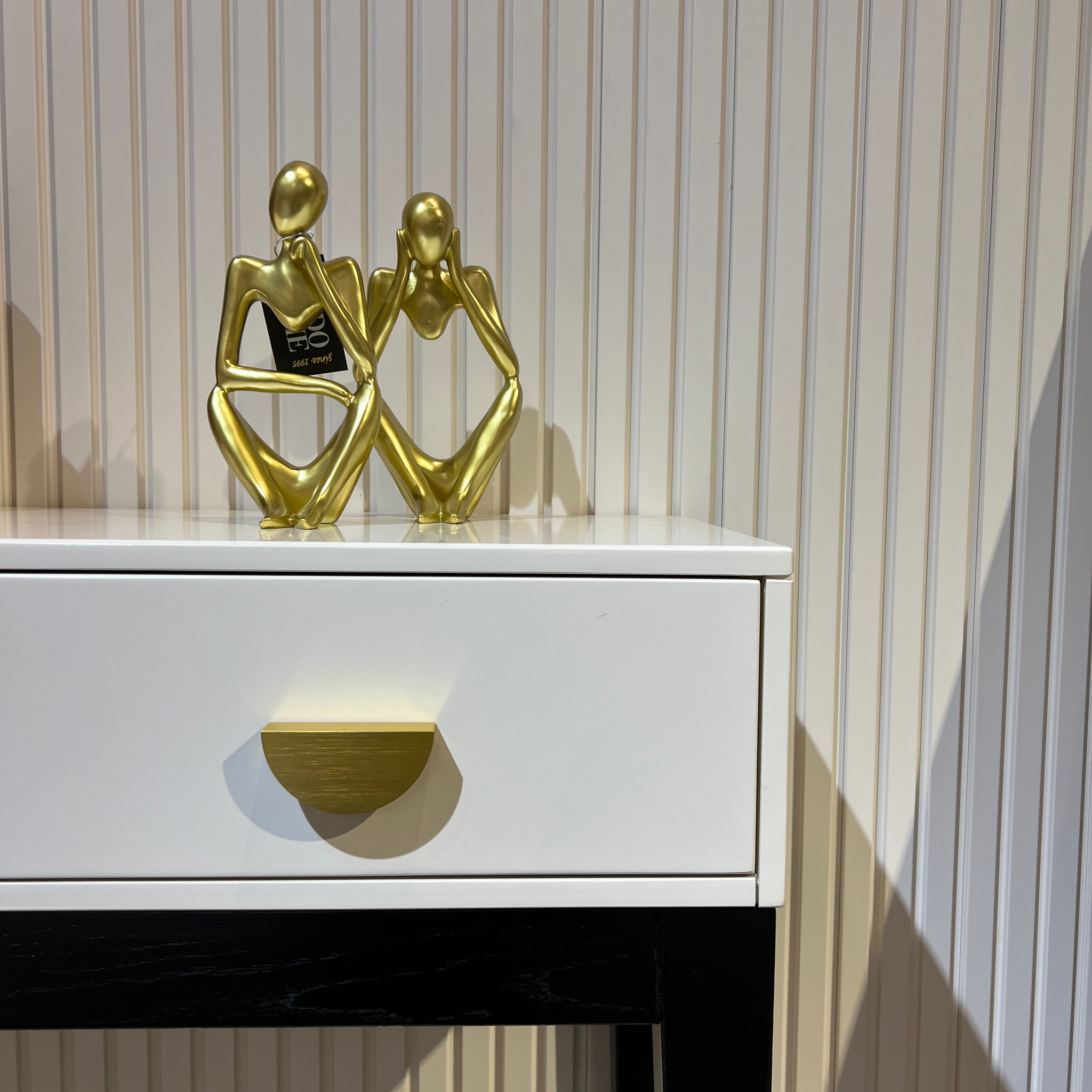 פסל אשה זהב ללא בטן