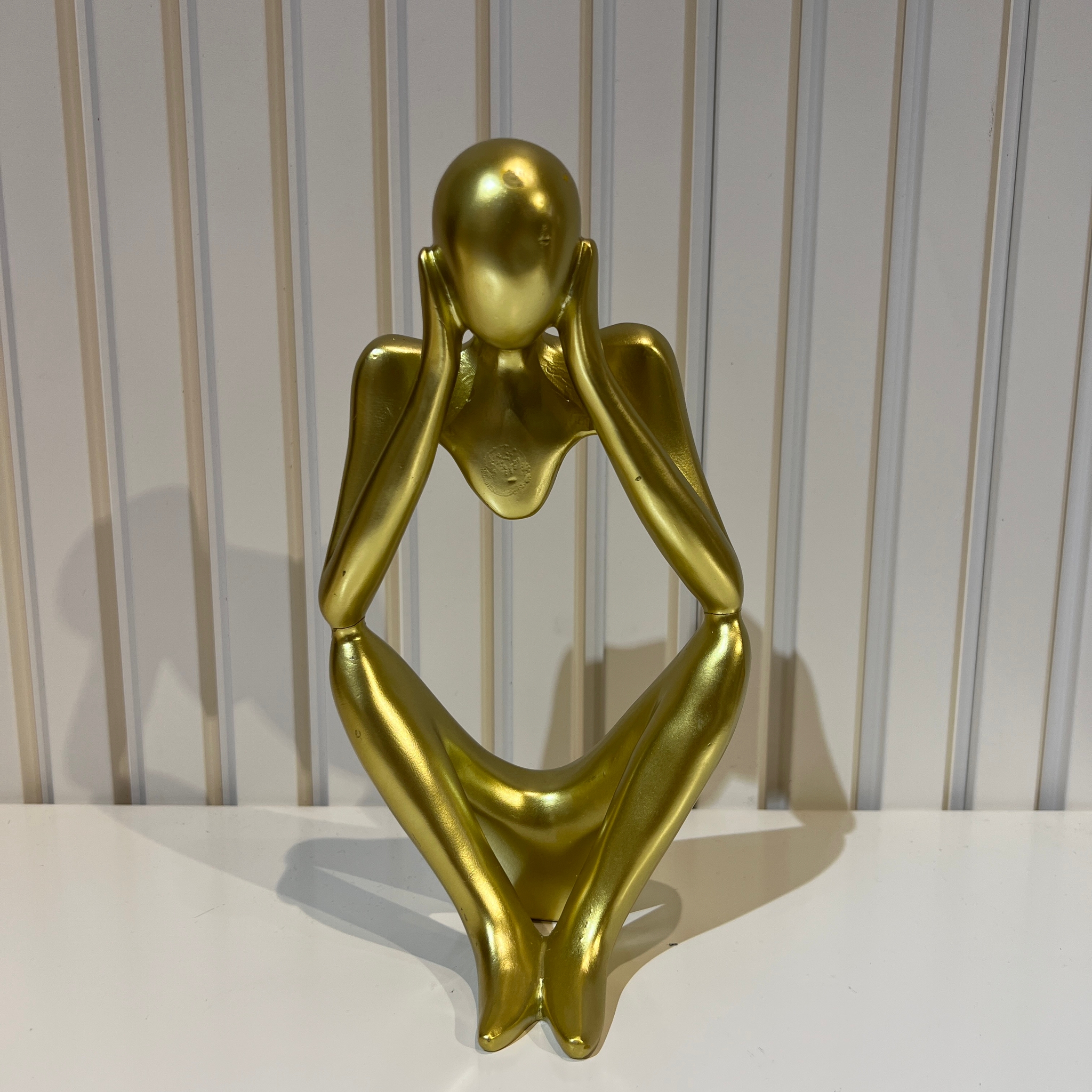 פסל אשה זהב ללא בטן