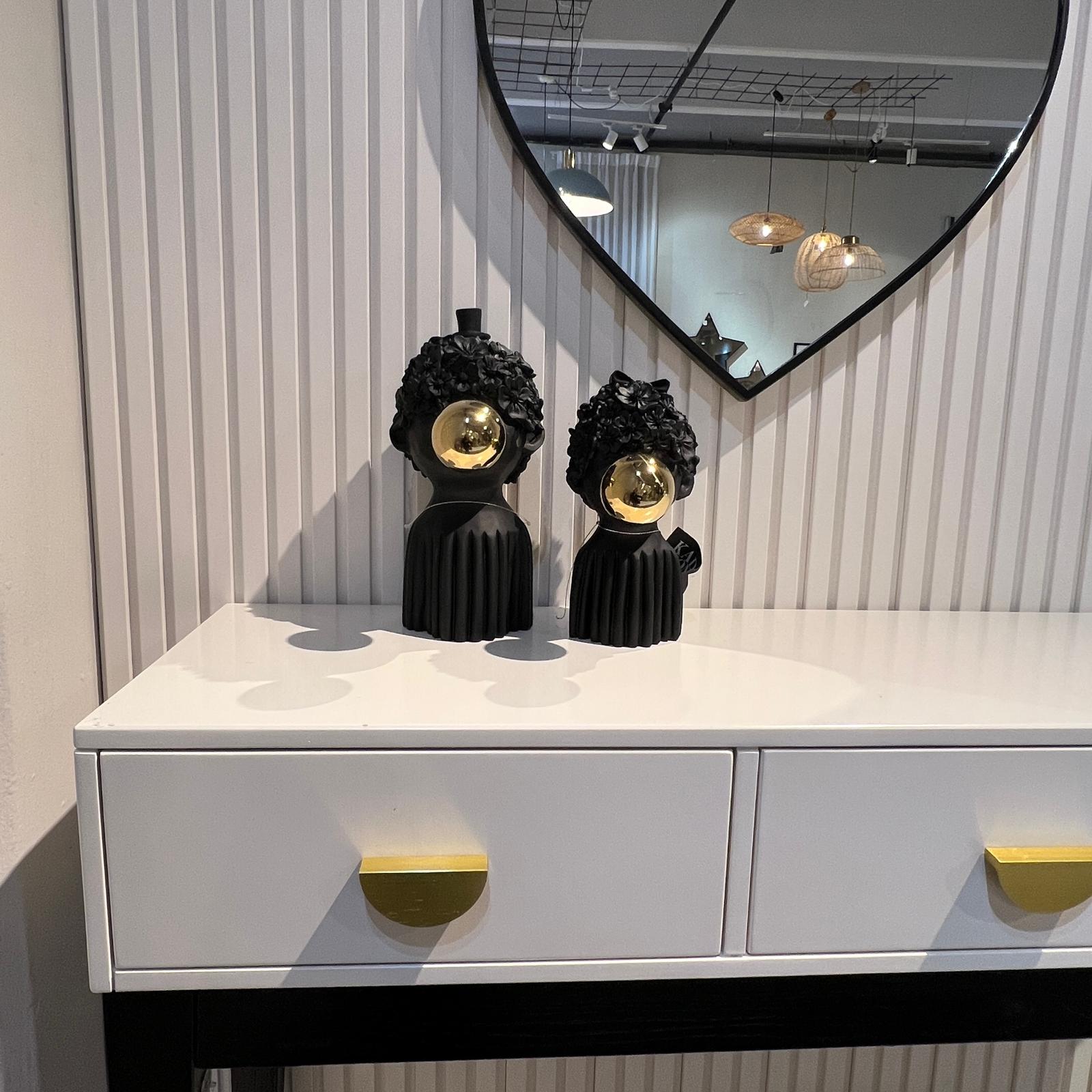 פסל ילד שיער פרחים ופקק זהב בפה שחור