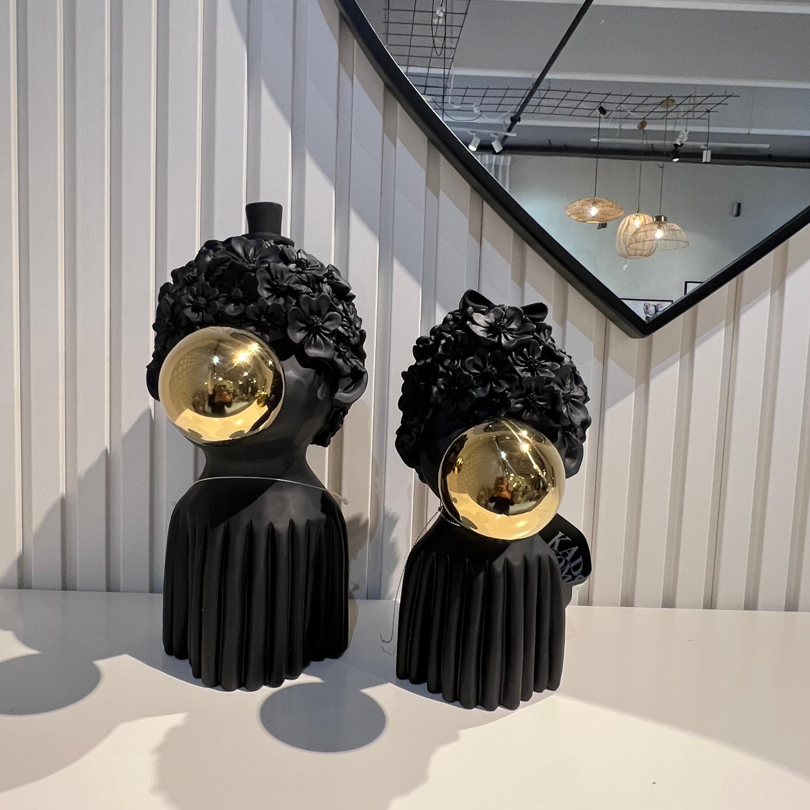 פסל ילד שיער פרחים ופקק זהב בפה שחור