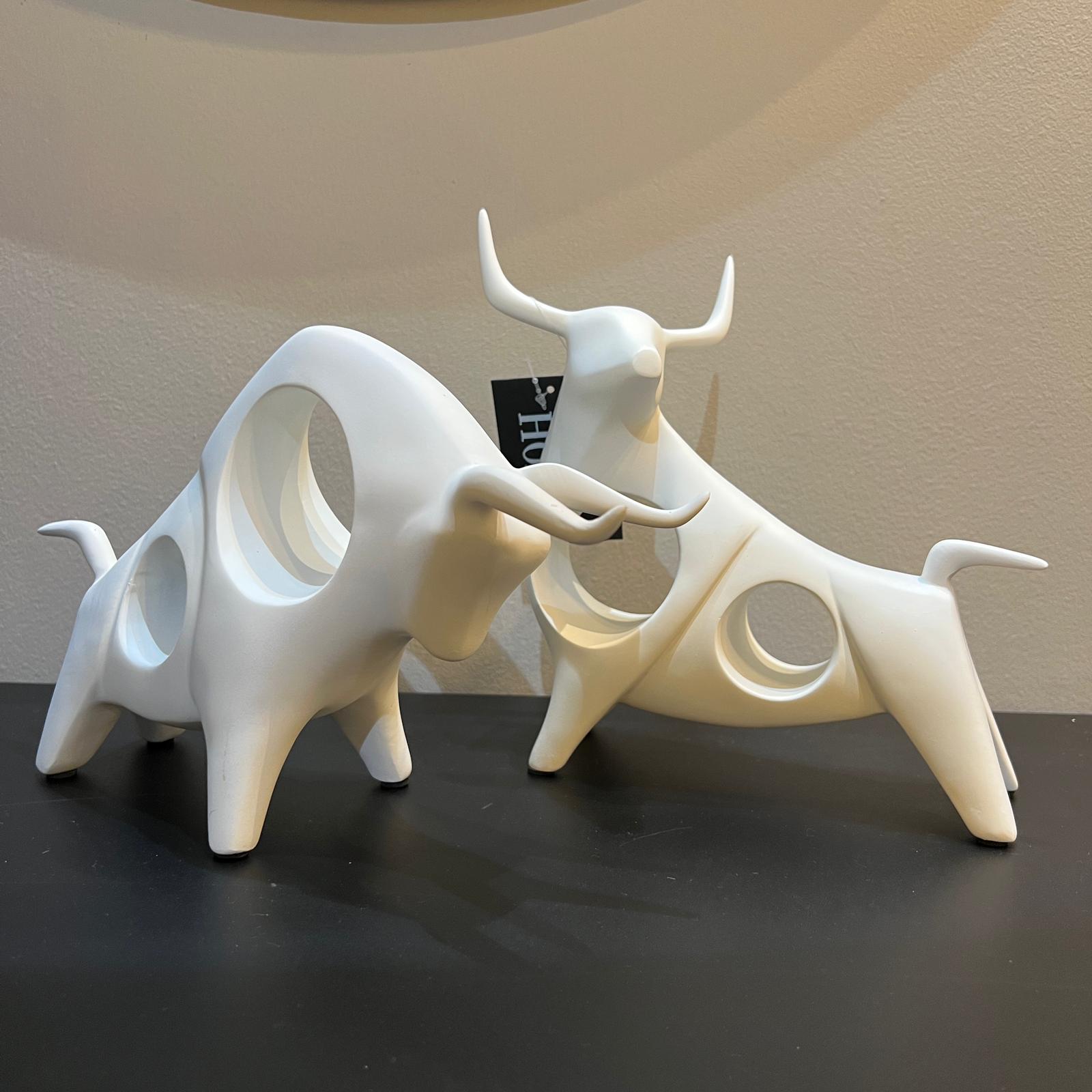 פסל שור מחורר לבן פסל שור מחורר לבן