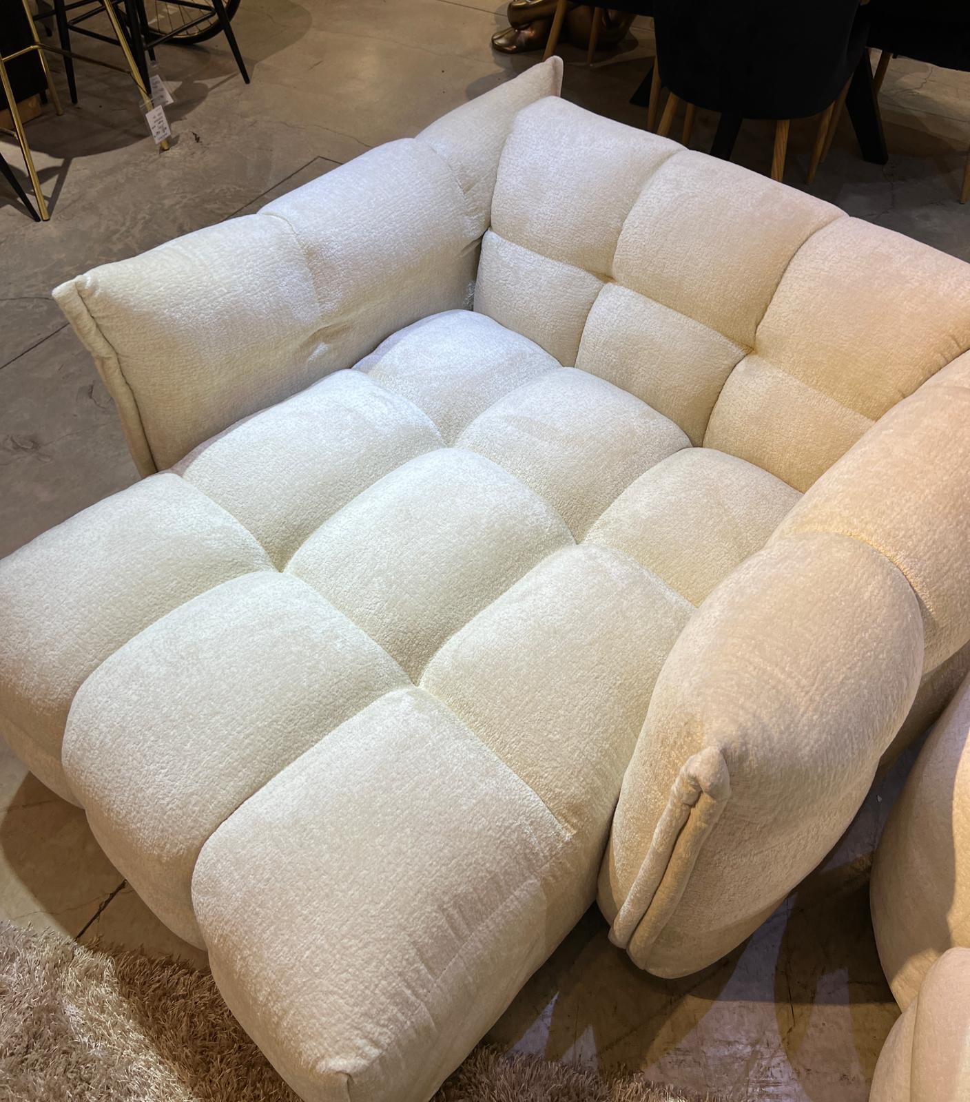 לאב סיט מעוצבת עם תיפורי ריבועים דגם שוהם לאב סיט מעוצבת עם תיפורי ריבועים דגם שוהם