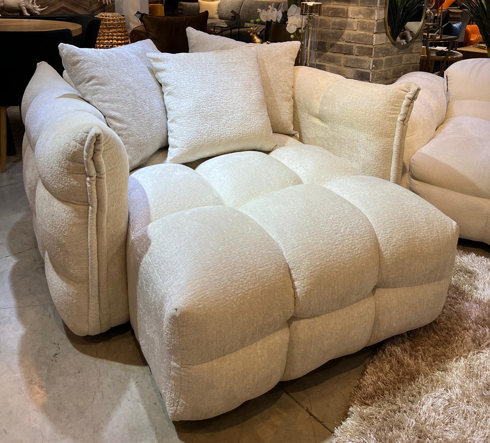 לאב סיט מעוצבת עם תיפורי ריבועים דגם שוהם לאב סיט מעוצבת עם תיפורי ריבועים דגם שוהם