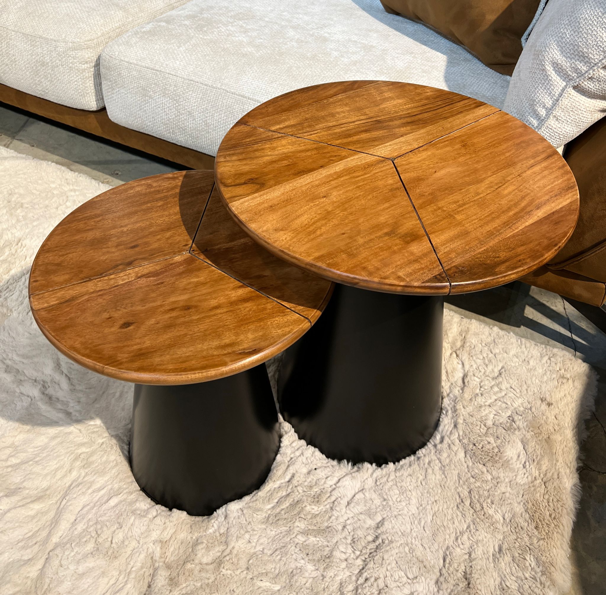 סט שולחנות צד אקציה בסיס חרוט