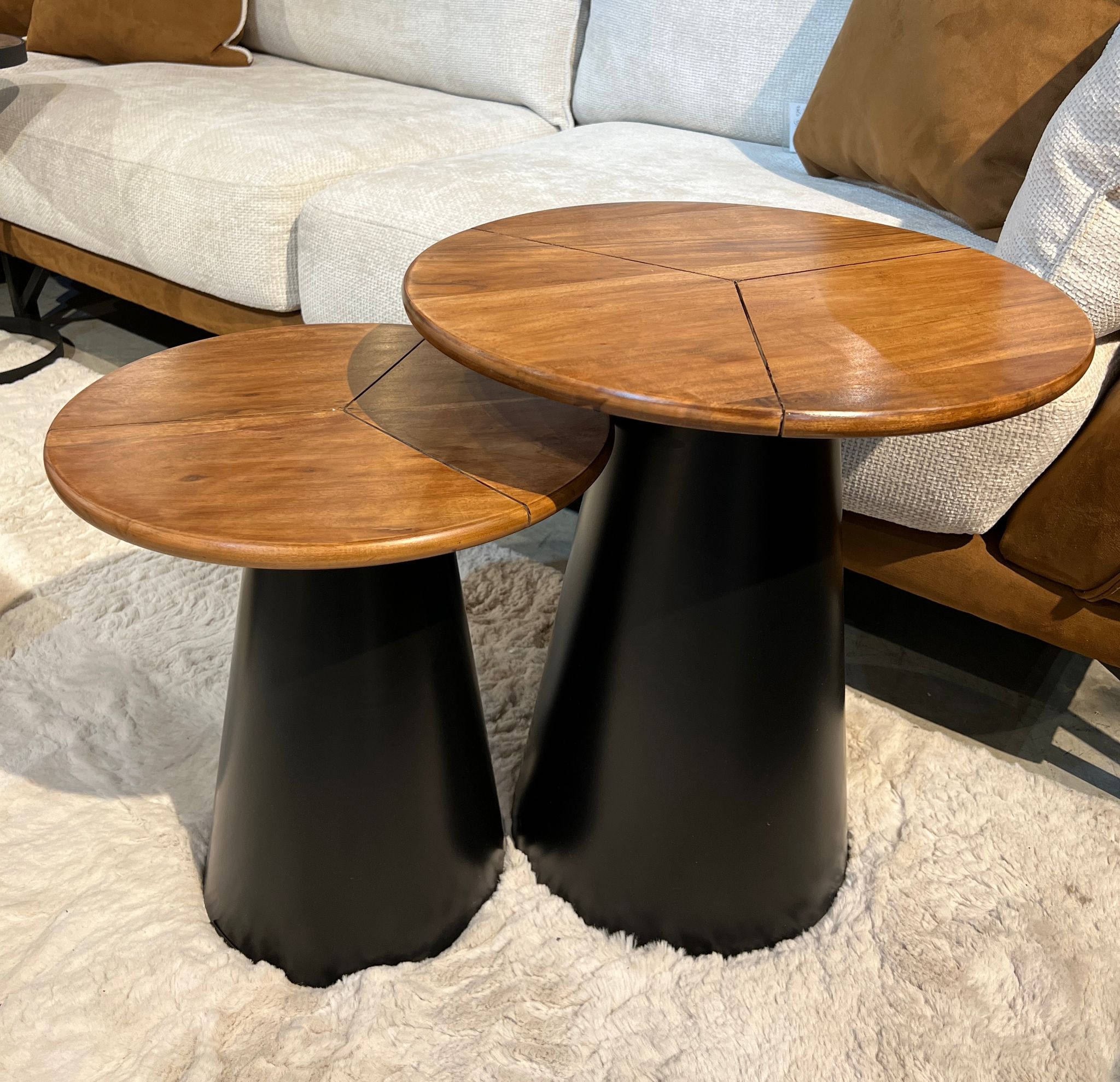 סט שולחנות צד אקציה בסיס חרוט