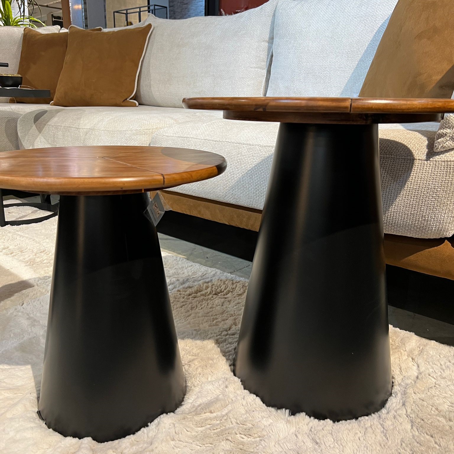 סט שולחנות צד אקציה בסיס חרוט