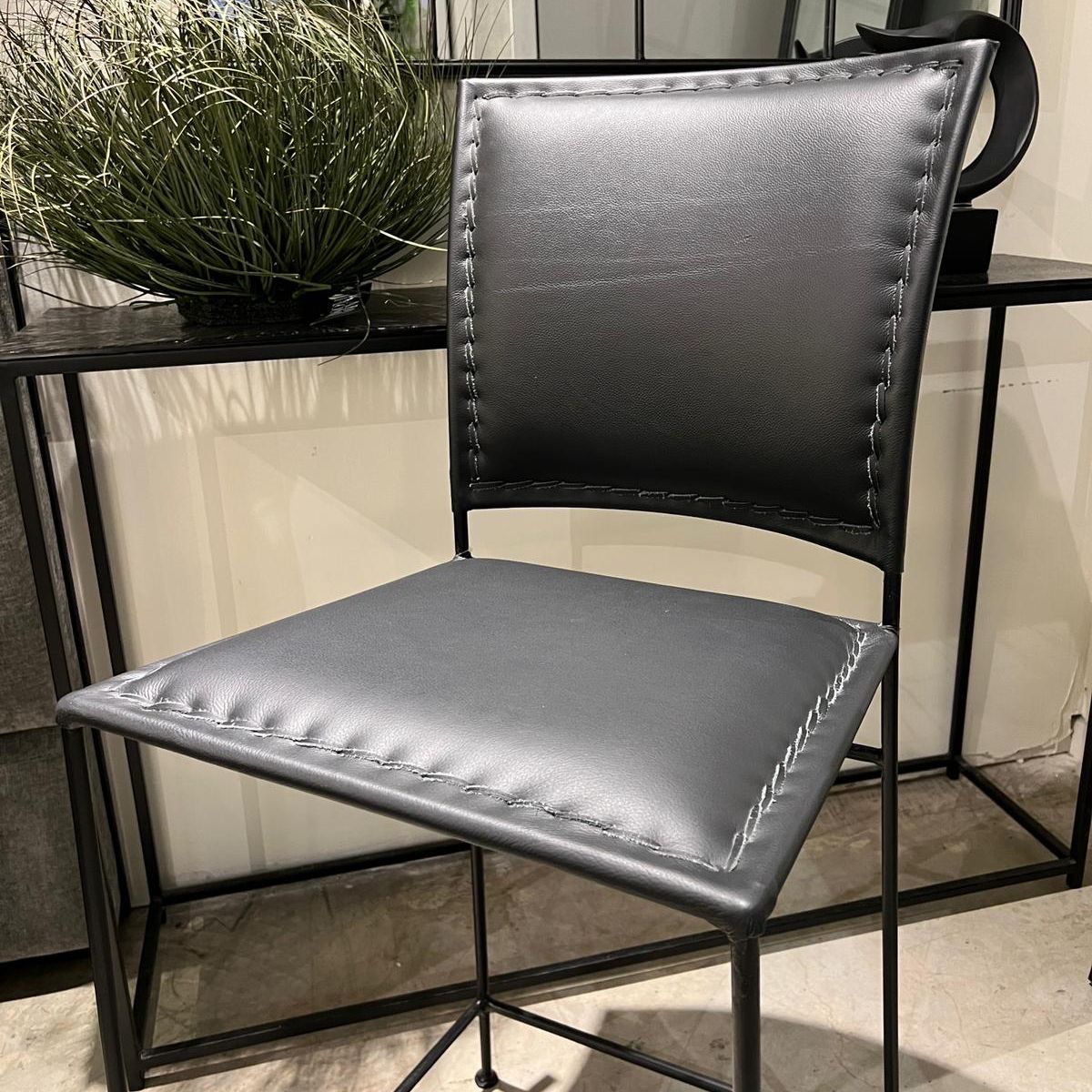 כסא בר דגם אמבסדור עור בופאלו שחור -אחרונים מתצוגה בחיסול!! כסא בר דגם אמבסדור עור בופאלו שחור -אחרונים מתצוגה בחיסול!!