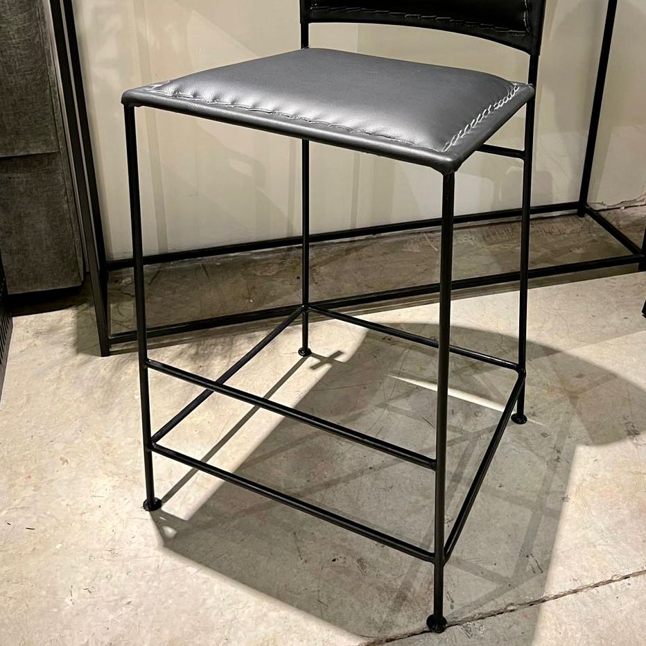 כסא בר דגם אמבסדור עור בופאלו שחור -אחרונים מתצוגה בחיסול!! כסא בר דגם אמבסדור עור בופאלו שחור -אחרונים מתצוגה בחיסול!!