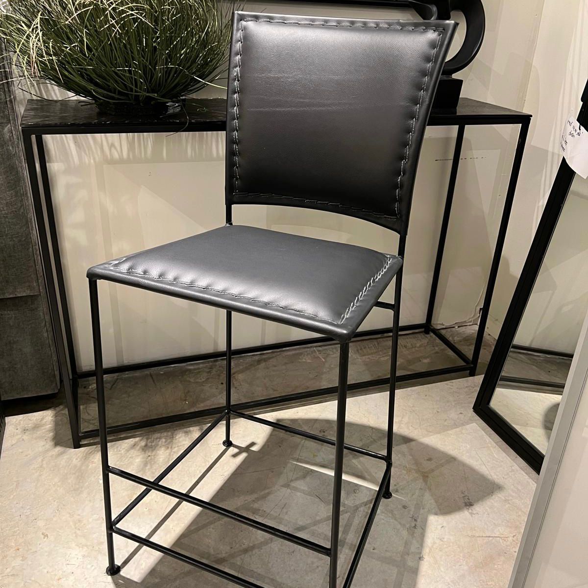 כסא בר דגם אמבסדור עור בופאלו שחור -אחרונים מתצוגה בחיסול!! כסא בר דגם אמבסדור עור בופאלו שחור -אחרונים מתצוגה בחיסול!!