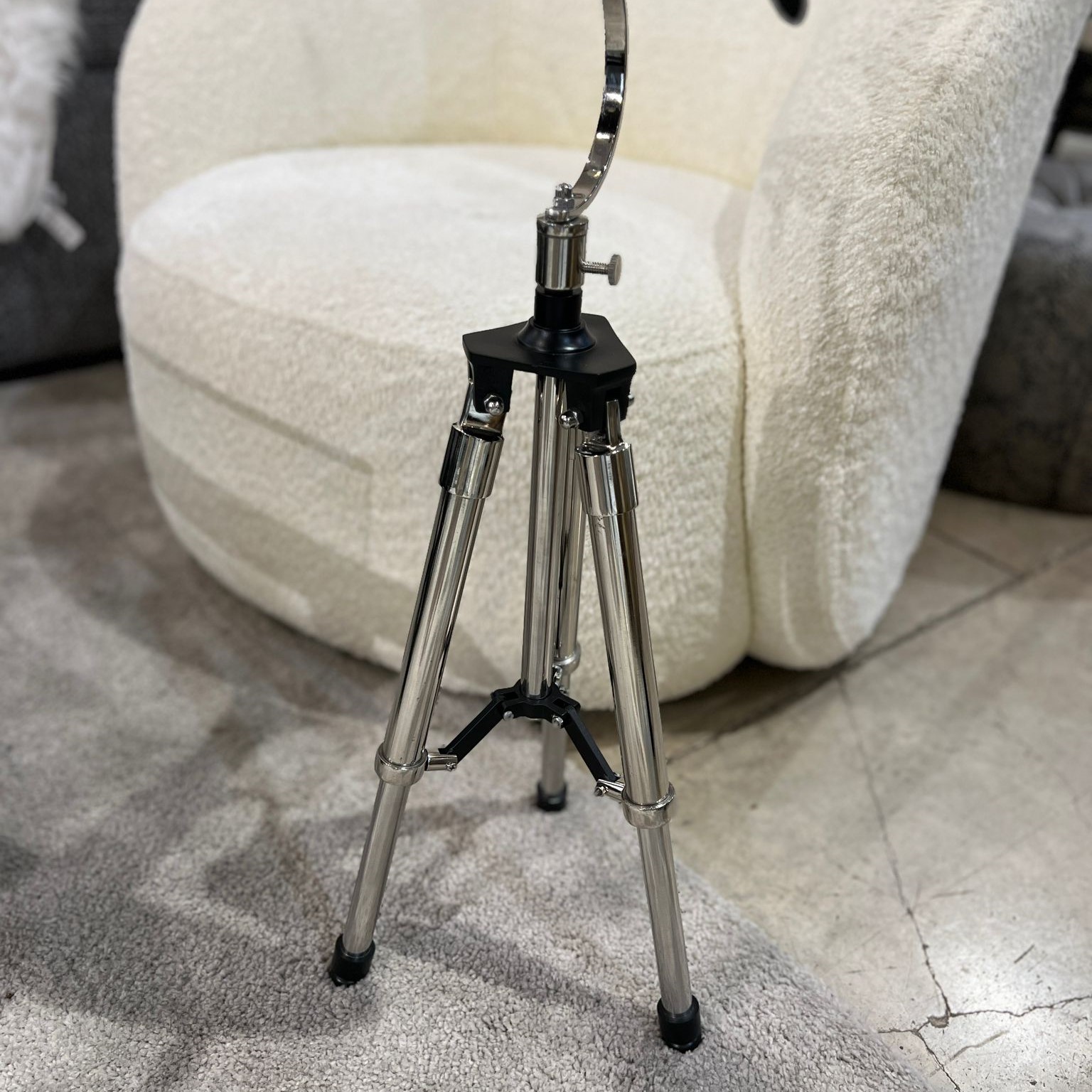 מטוס שחור ניקל על מעמד מטוס שחור ניקל על מעמד