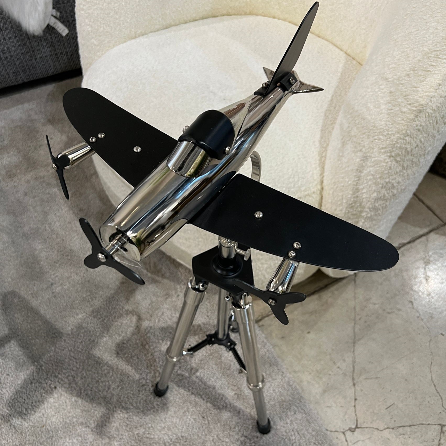 מטוס שחור ניקל על מעמד מטוס שחור ניקל על מעמד