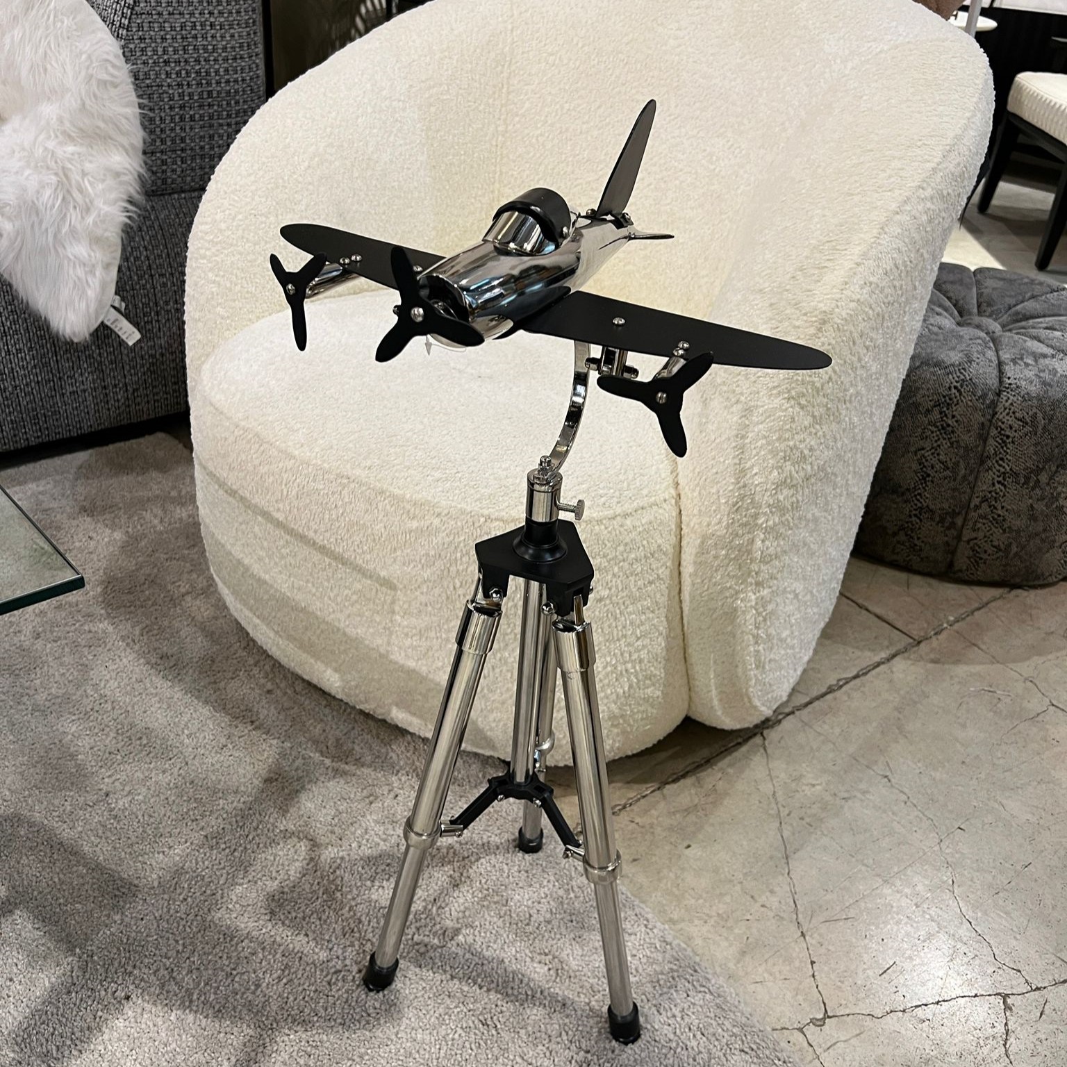 מטוס שחור ניקל על מעמד מטוס שחור ניקל על מעמד