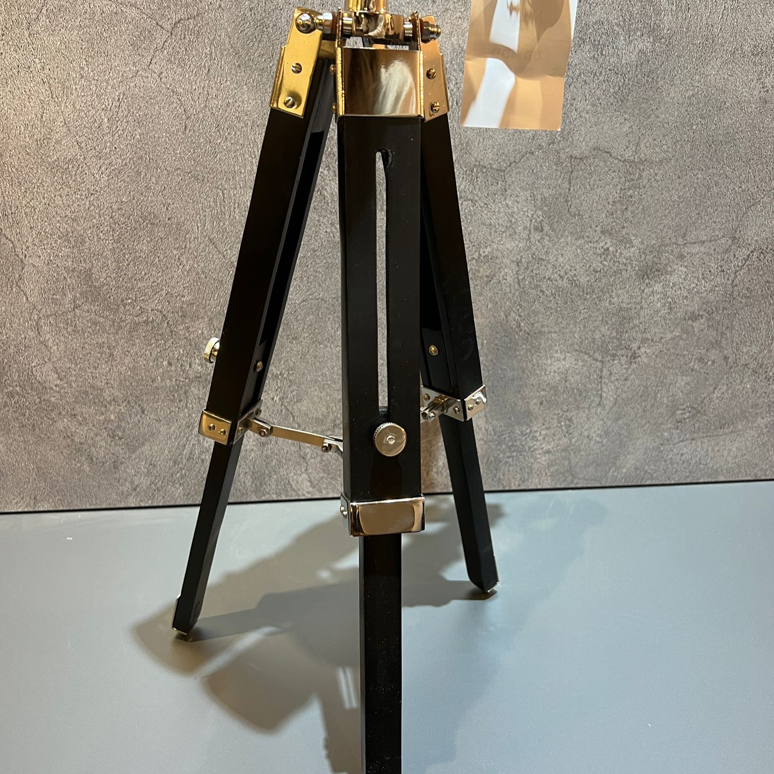 משקפת ניקל ושחור על מעמד עולה משקפת ניקל ושחור על מעמד עולה