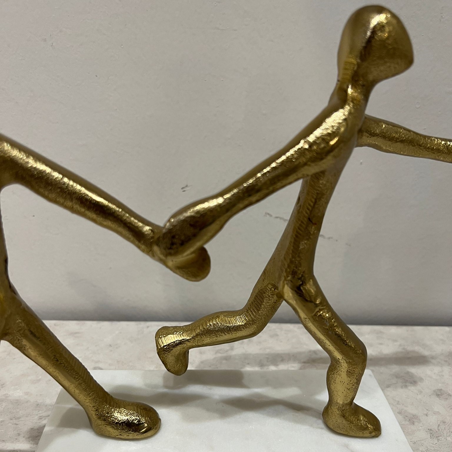 פסל זוג צוהל מזיקים ידיים מתכת זהב בסיס לבן