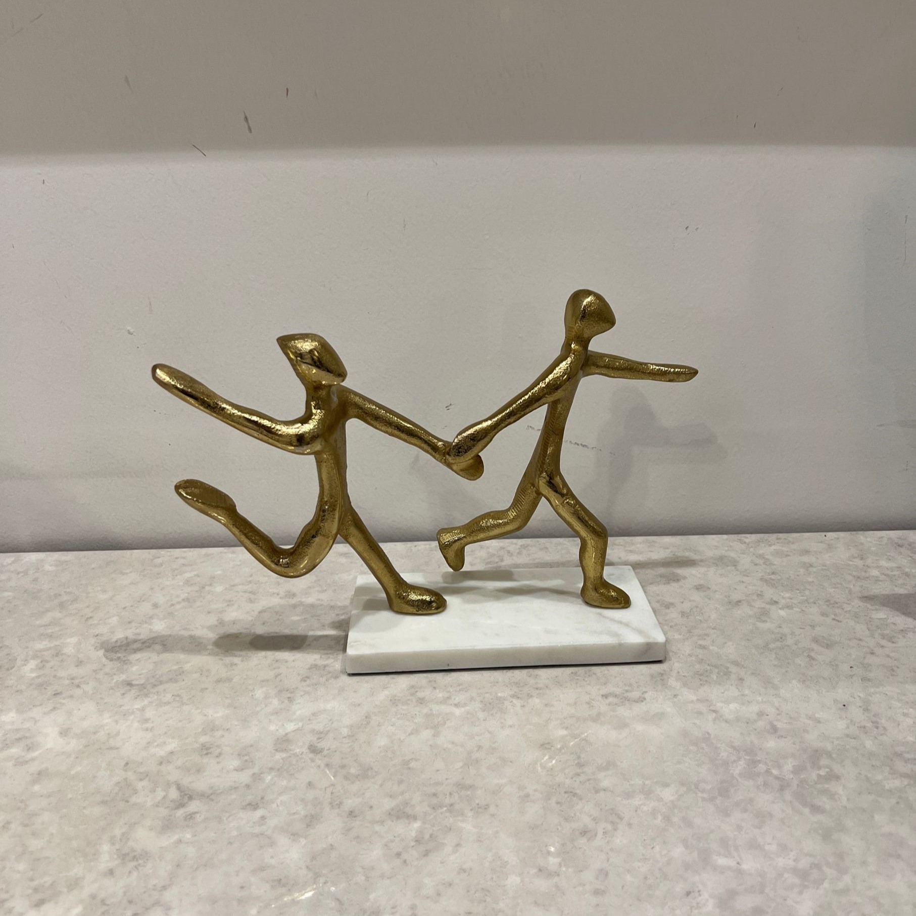 פסל זוג צוהל מזיקים ידיים מתכת זהב בסיס לבן