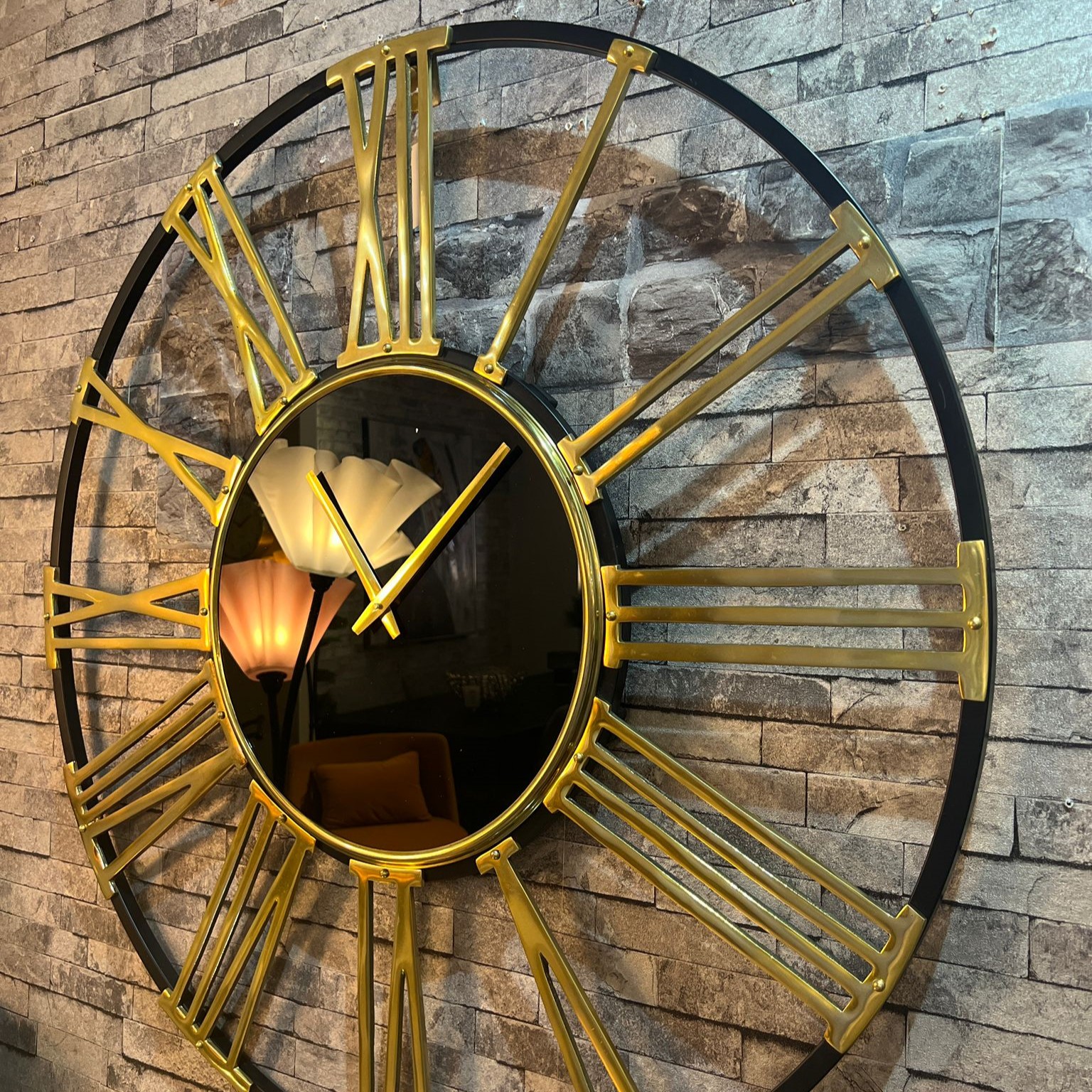 שעון קיר ענק שחור וזהב מבריק חלול דגם שאניב שעון קיר ענק שחור וזהב מבריק חלול דגם שאניב