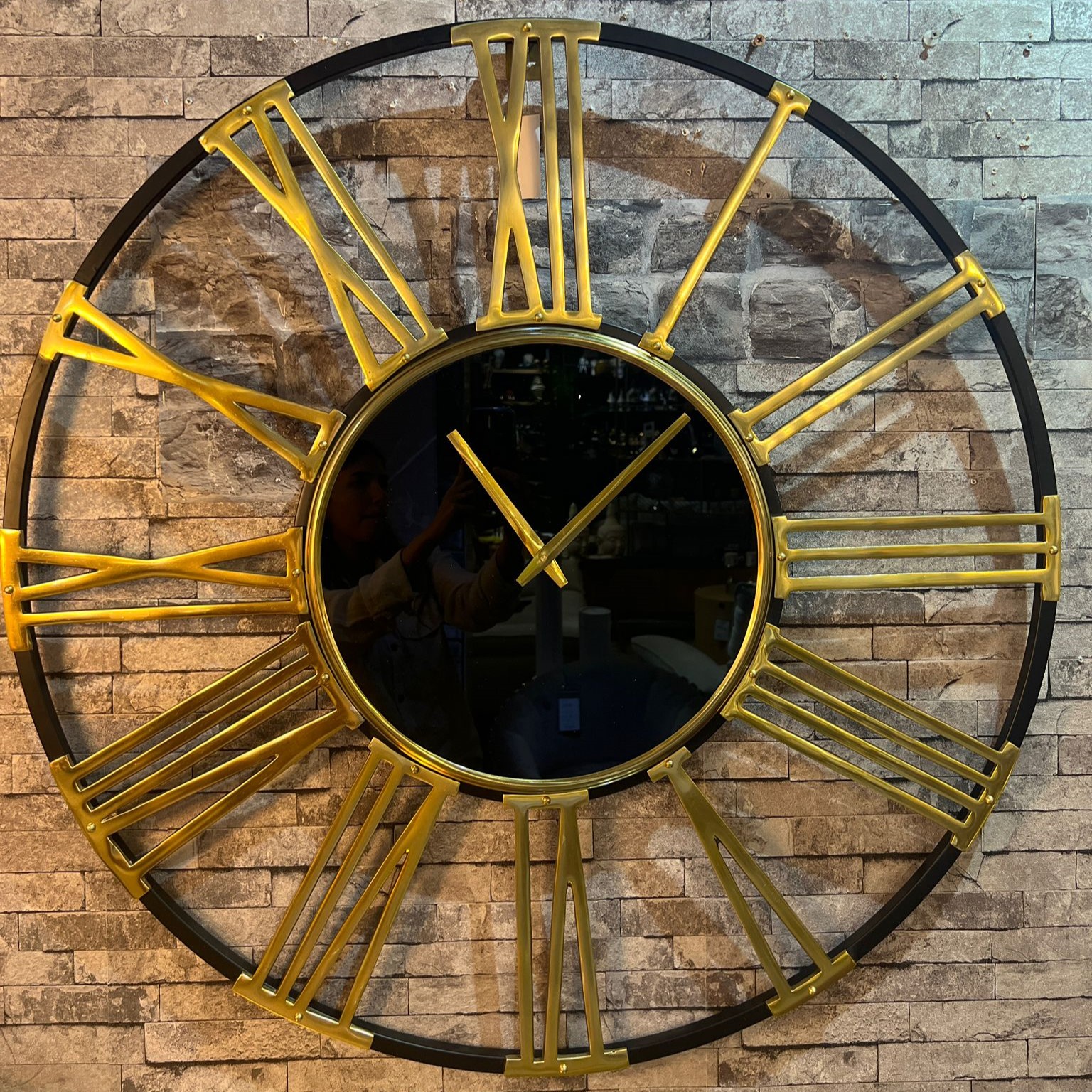 שעון קיר ענק שחור וזהב מבריק חלול דגם שאניב שעון קיר ענק שחור וזהב מבריק חלול דגם שאניב