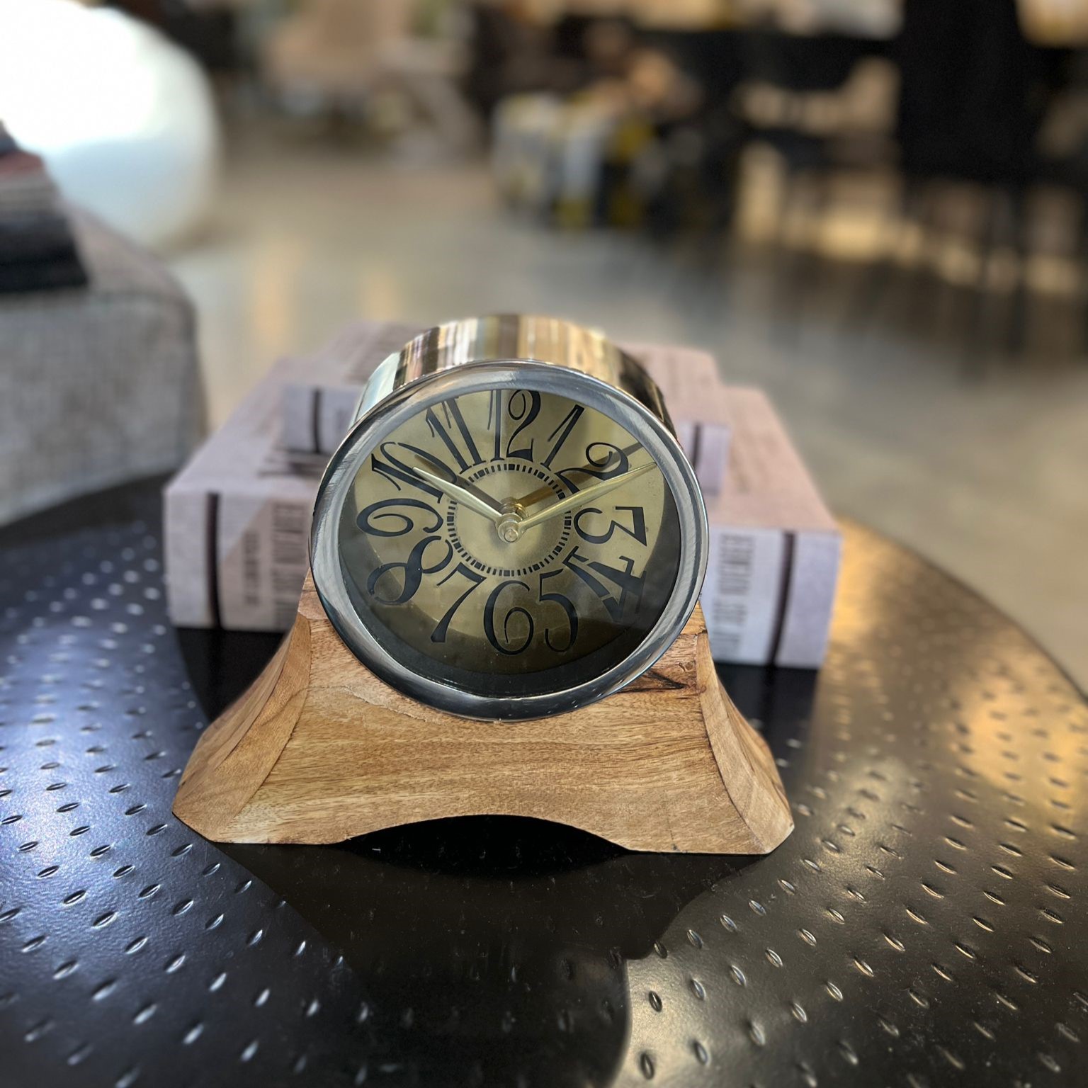 שעון שולחני מתכת כסופה רקע זהב על סטנד עץ שעון שולחני מתכת כסופה רקע זהב על סטנד עץ