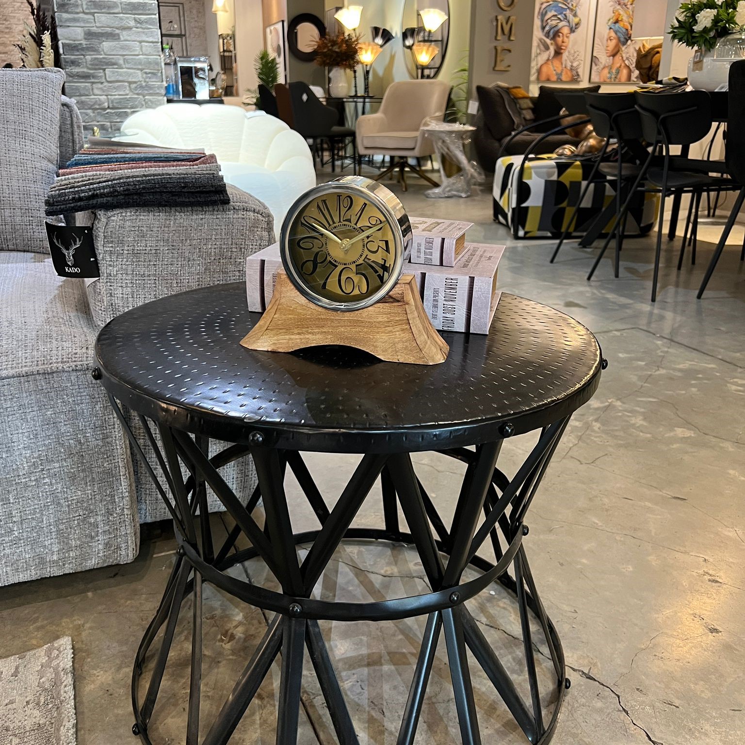 שעון שולחני מתכת כסופה רקע זהב על סטנד עץ שעון שולחני מתכת כסופה רקע זהב על סטנד עץ