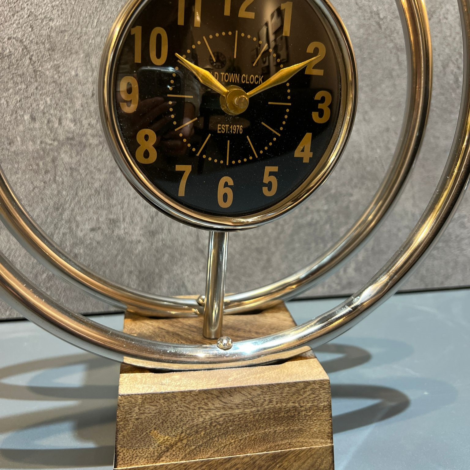 שעון שולחני שחור טבעות כסף חלול שעון שולחני שחור טבעות כסף חלול