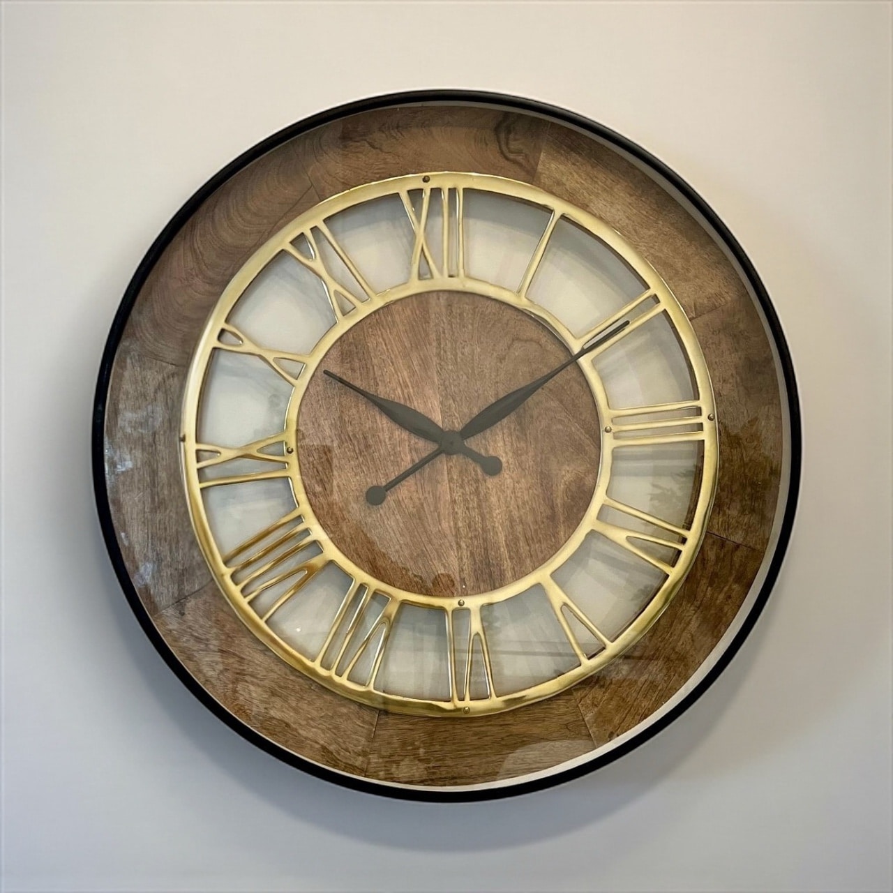 שעון קיר יוקרתי דגם שאניב קוטר 60סמ ברזל עץ וזכוכית עם מספרים רומיים זהובים שעון קיר יוקרתי דגם שאניב קוטר 60סמ ברזל עץ וזכוכית עם מספרים רומיים זהובים