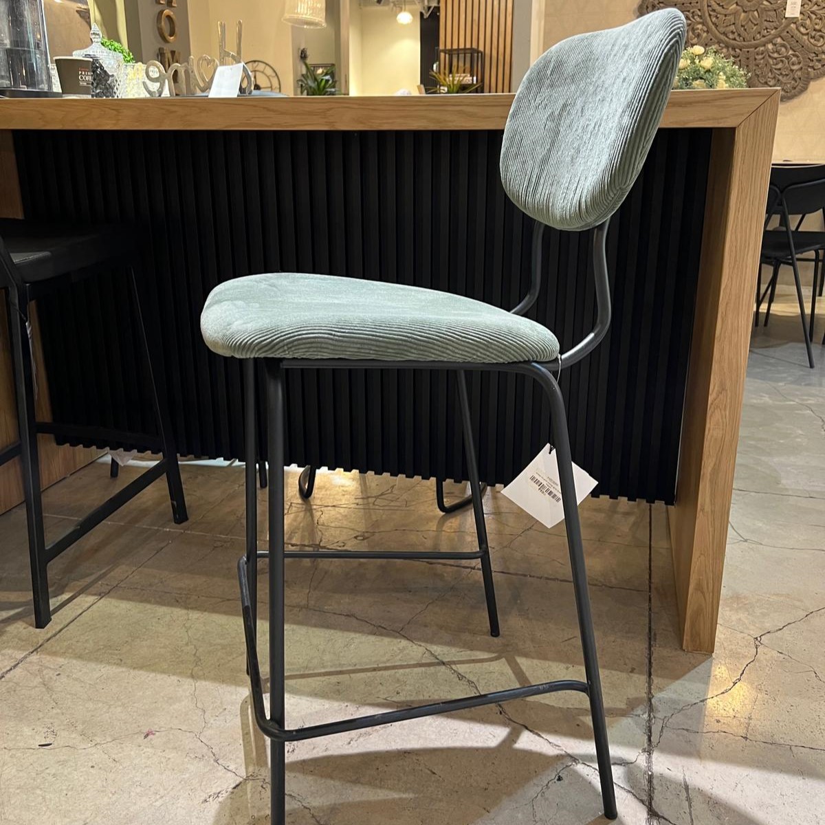 כיסא בר נורמן קורדורוי ירוק רגל שחורה כיסא בר נורמן קורדורוי ירוק רגל שחורה