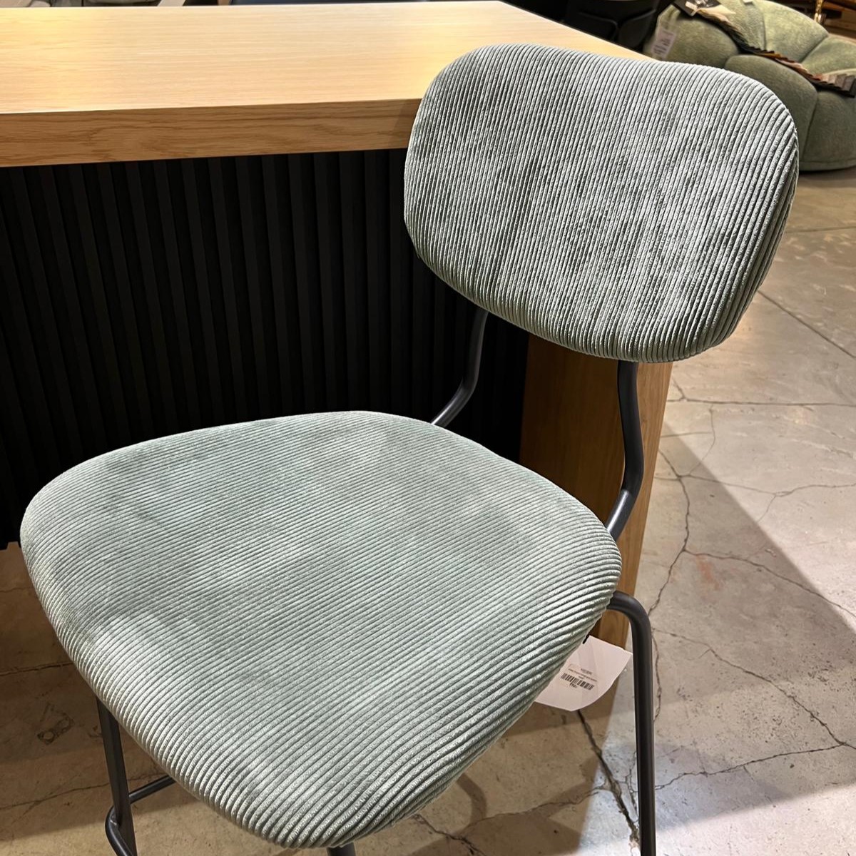 כיסא בר נורמן קורדורוי ירוק רגל שחורה כיסא בר נורמן קורדורוי ירוק רגל שחורה