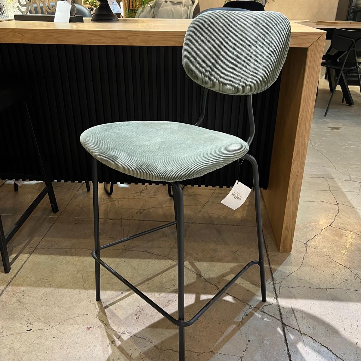 כיסא בר נורמן קורדורוי ירוק רגל שחורה כיסא בר נורמן קורדורוי ירוק רגל שחורה
