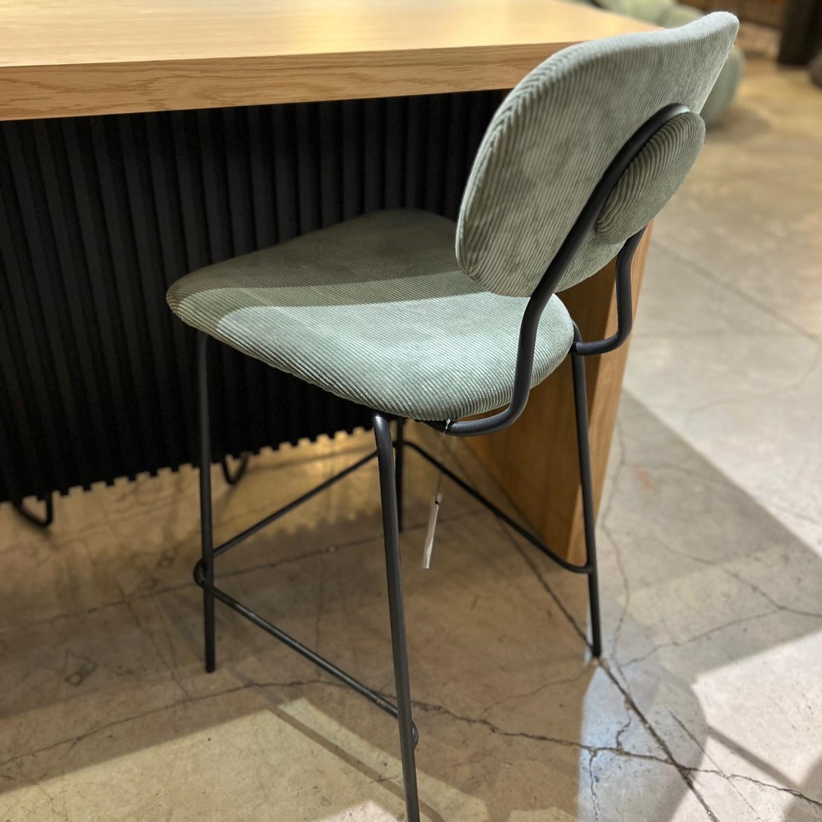 כיסא בר נורמן קורדורוי ירוק רגל שחורה כיסא בר נורמן קורדורוי ירוק רגל שחורה