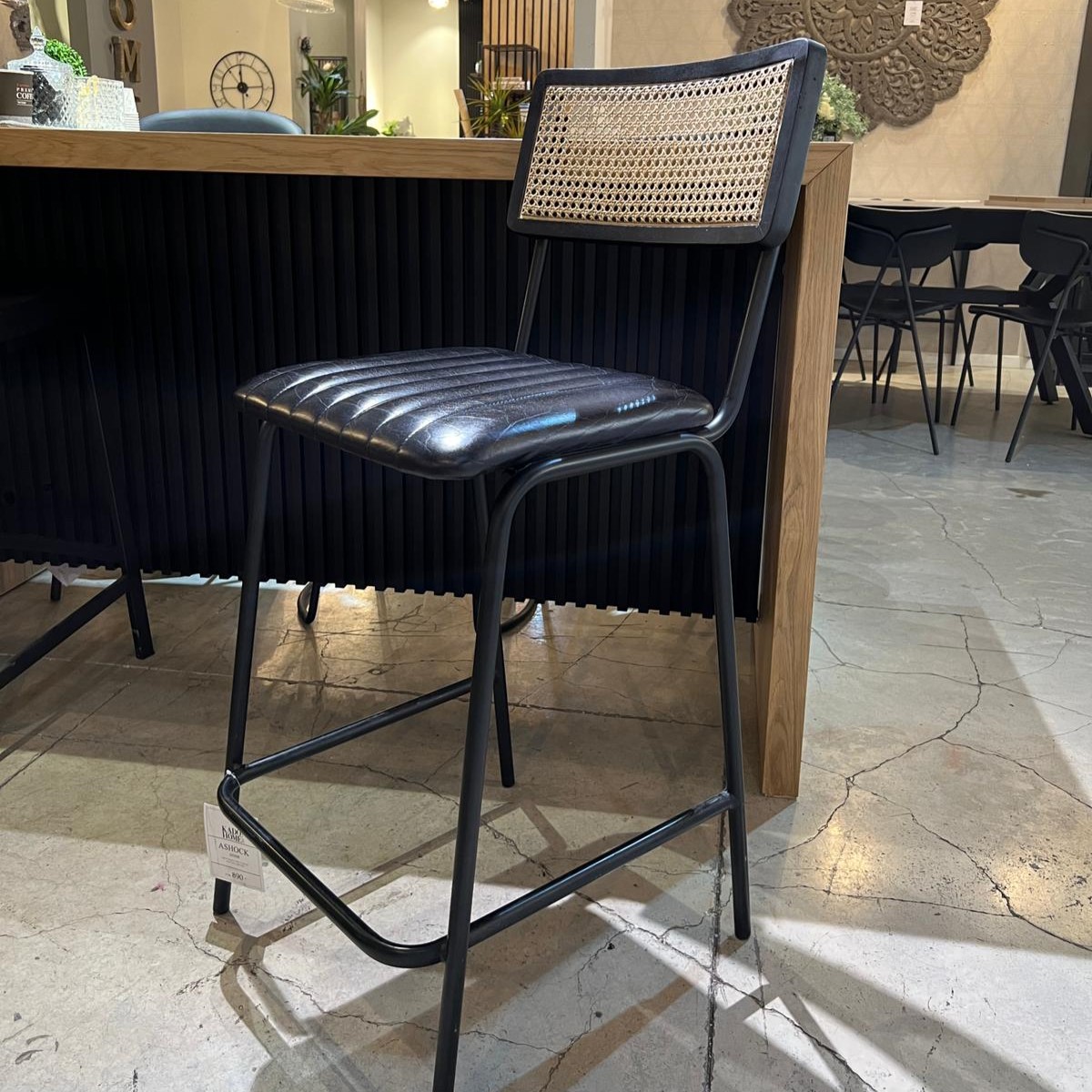 כסא בר דגם ראטן עור שחור