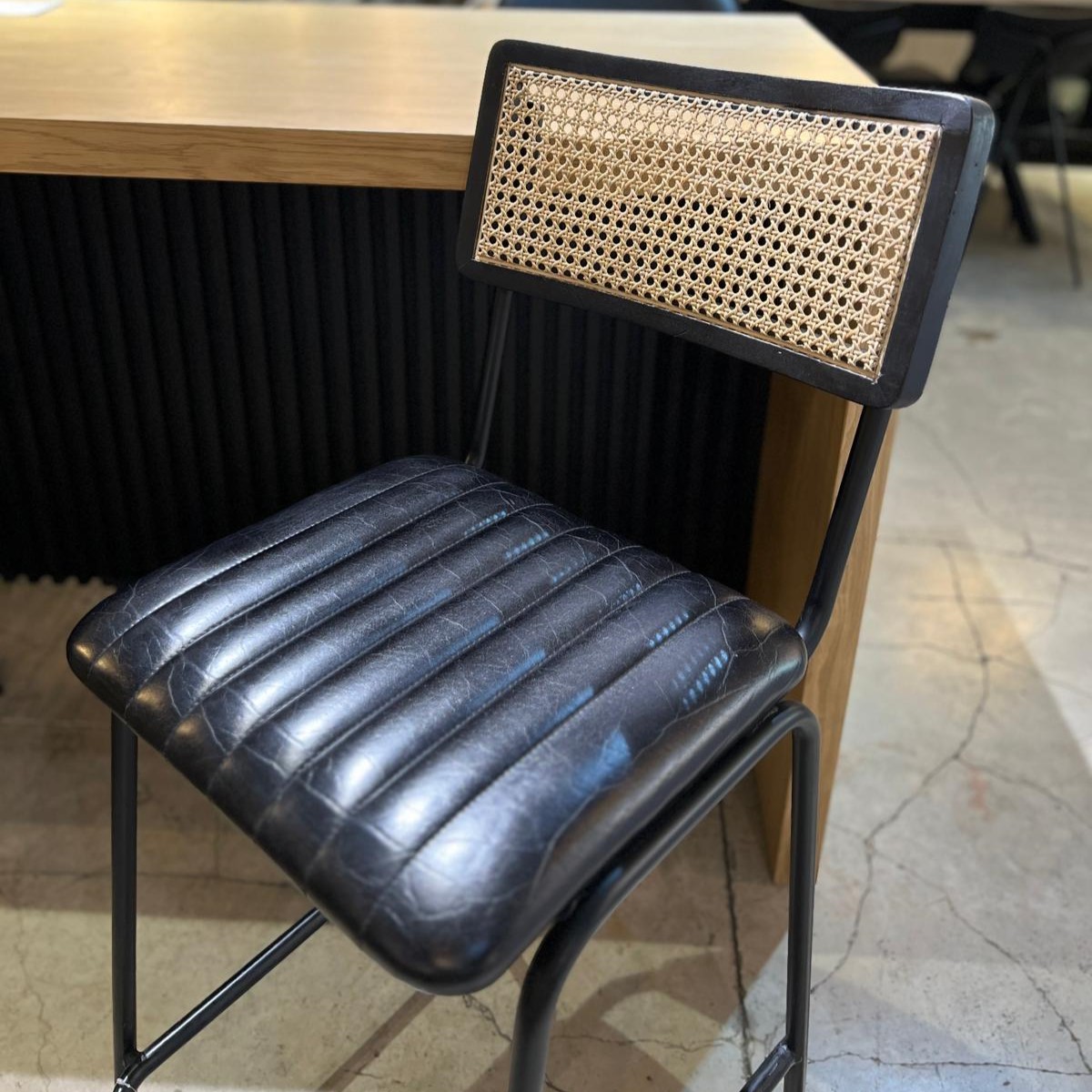 כסא בר דגם ראטן עור שחור