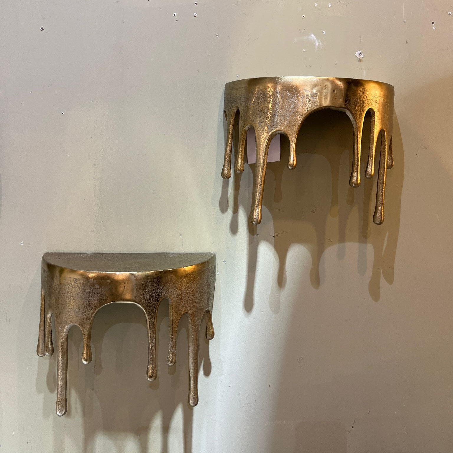 מדף קיר נטיפים זהב מדף קיר נטיפים זהב