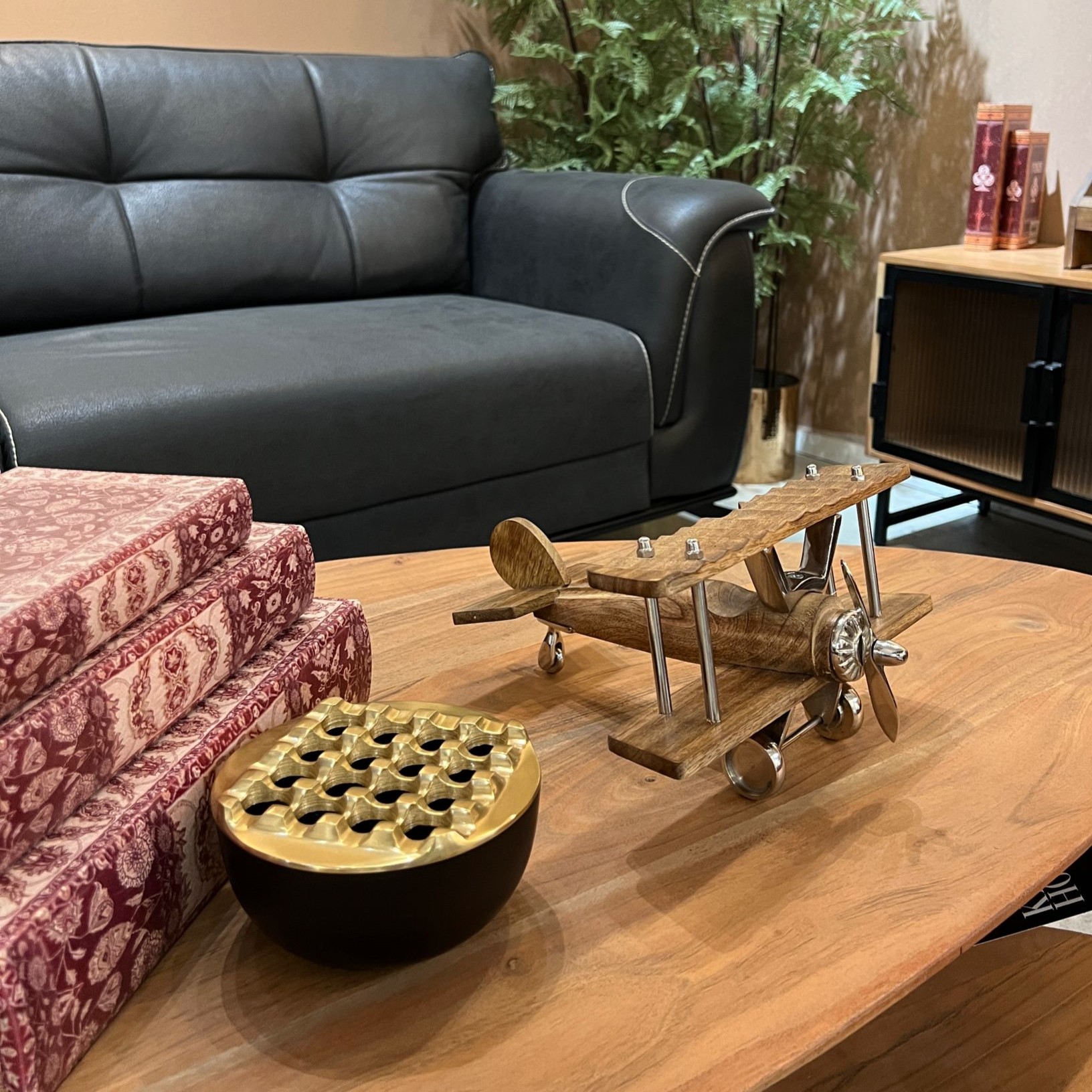 מטוס עץ נוי על סטנד מתכת מטוס עץ נוי על סטנד מתכת