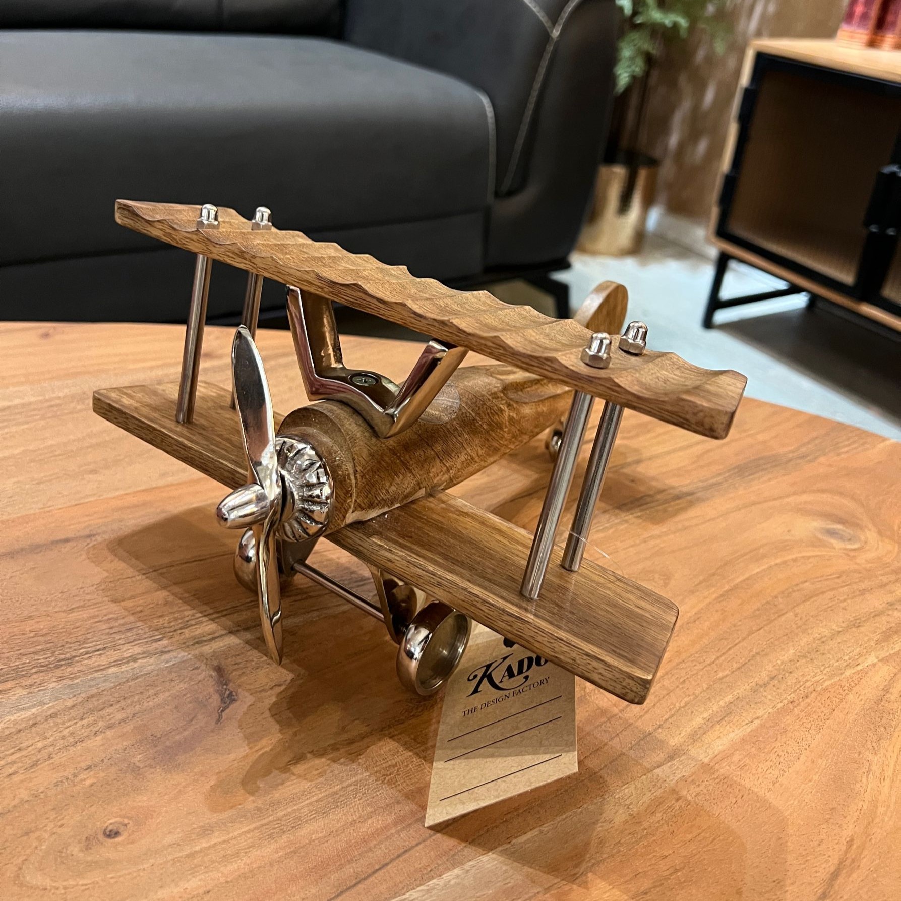 מטוס עץ נוי על סטנד מתכת מטוס עץ נוי על סטנד מתכת