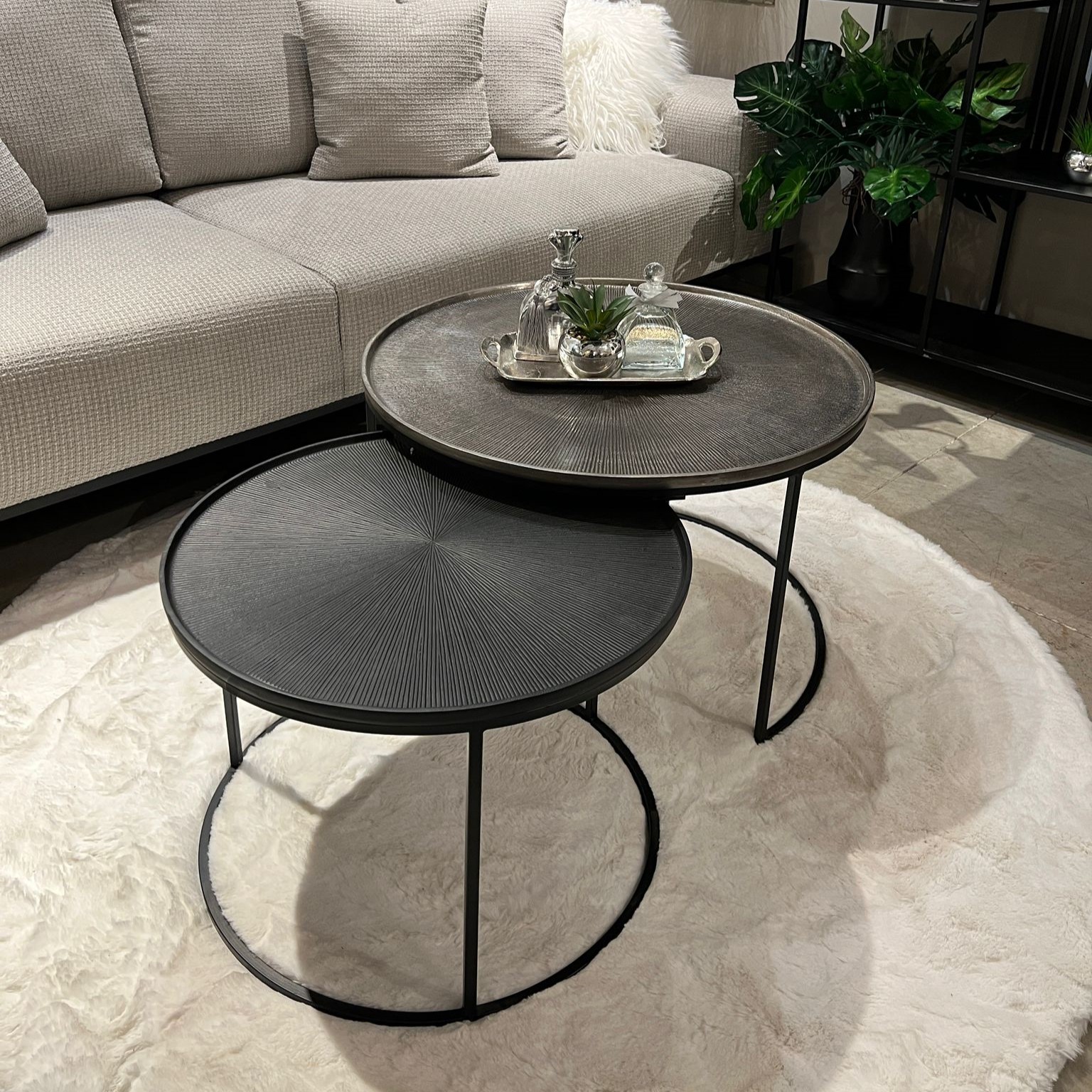 סט שולחנות סלון עגולים מגש פיוטר ושחור דגם רויאל סט שולחנות סלון עגולים מגש פיוטר ושחור דגם רויאל