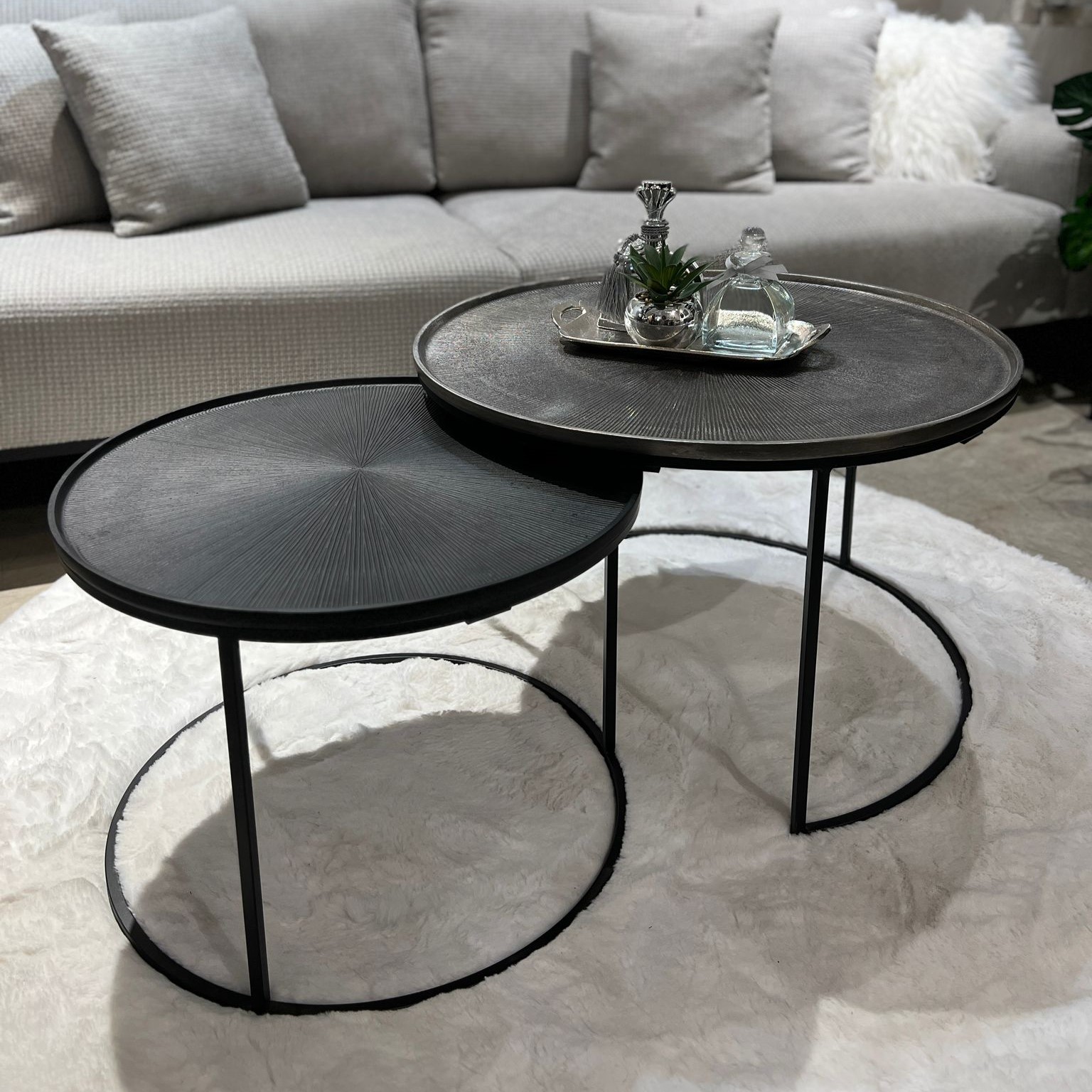 סט שולחנות סלון עגולים מגש פיוטר ושחור דגם רויאל סט שולחנות סלון עגולים מגש פיוטר ושחור דגם רויאל