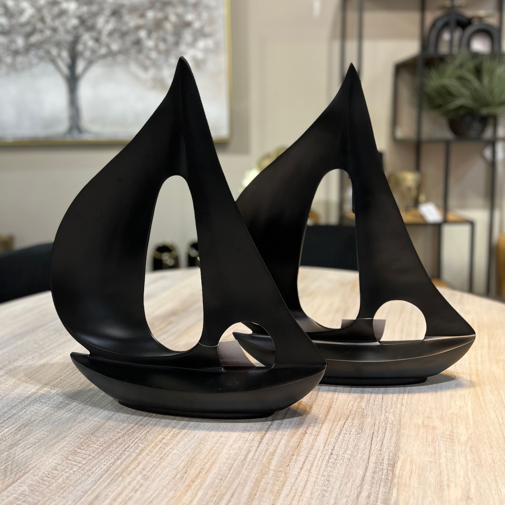 סירה שחורה מתכת ענק סירה שחורה מתכת ענק