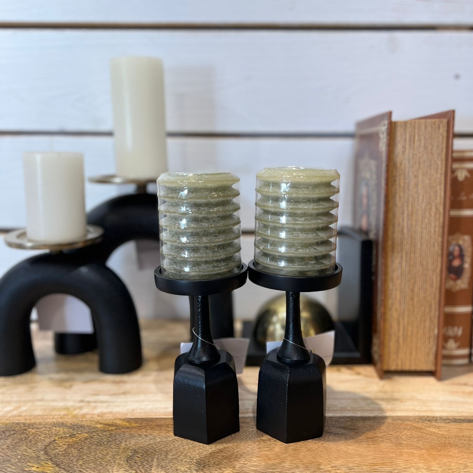 פמוט ברזל שחור פיה רחבה נמוך פמוט ברזל שחור פיה רחבה נמוך