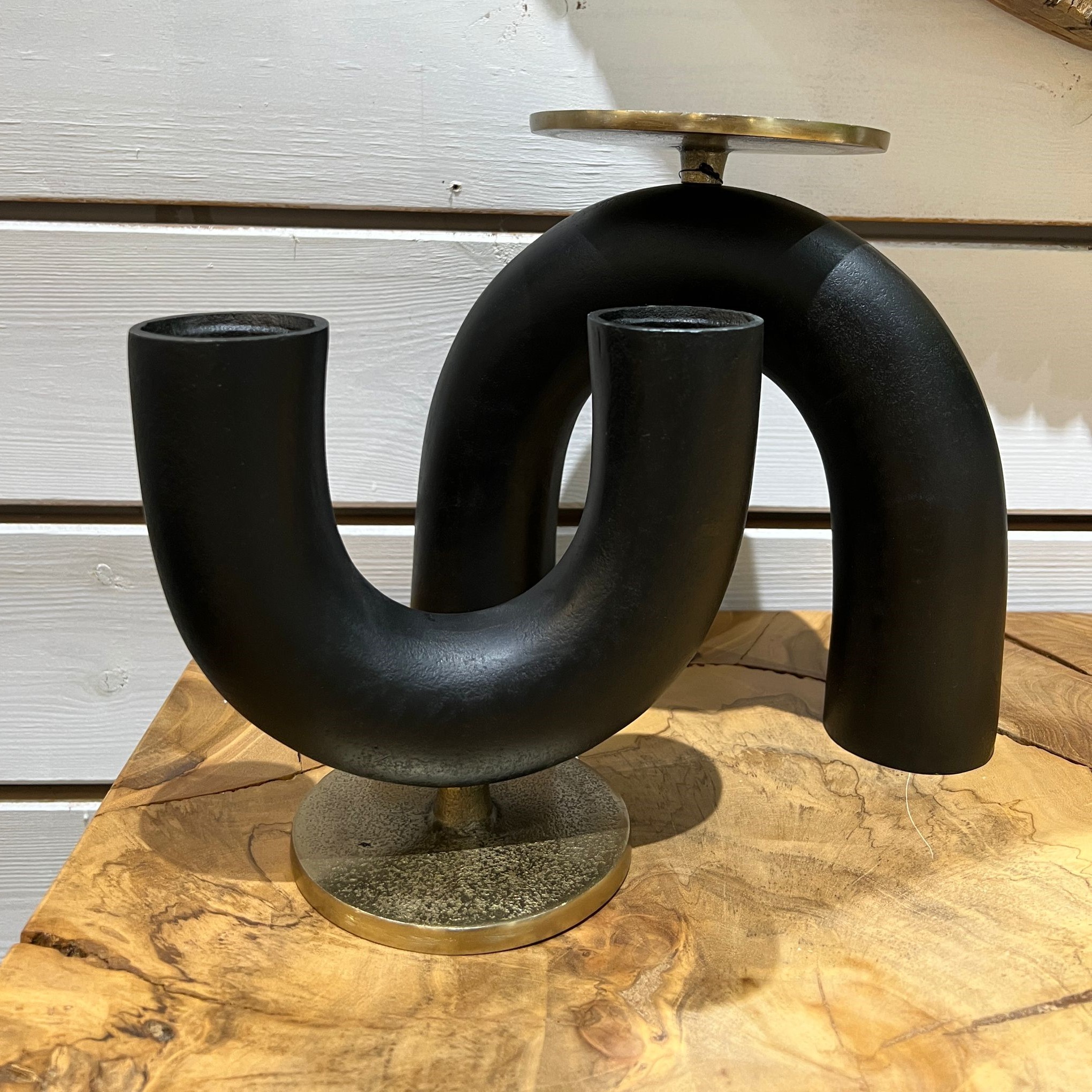 פמוט זהב בסיס שחור כפול דגם רויאל פמוט זהב בסיס שחור כפול דגם רויאל