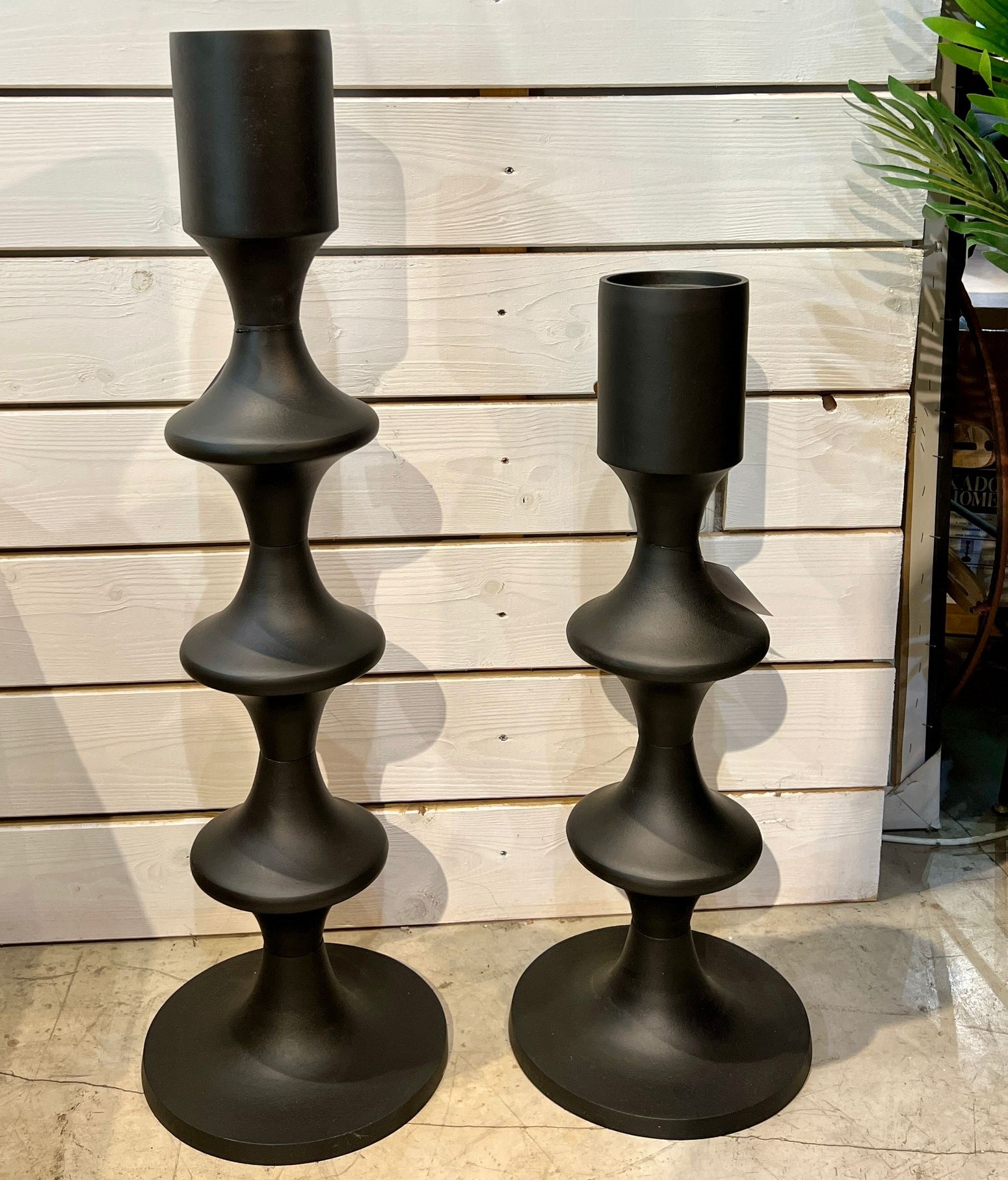 פמוט רצפה שחור דגם רויאל פמוט רצפה שחור דגם רויאל