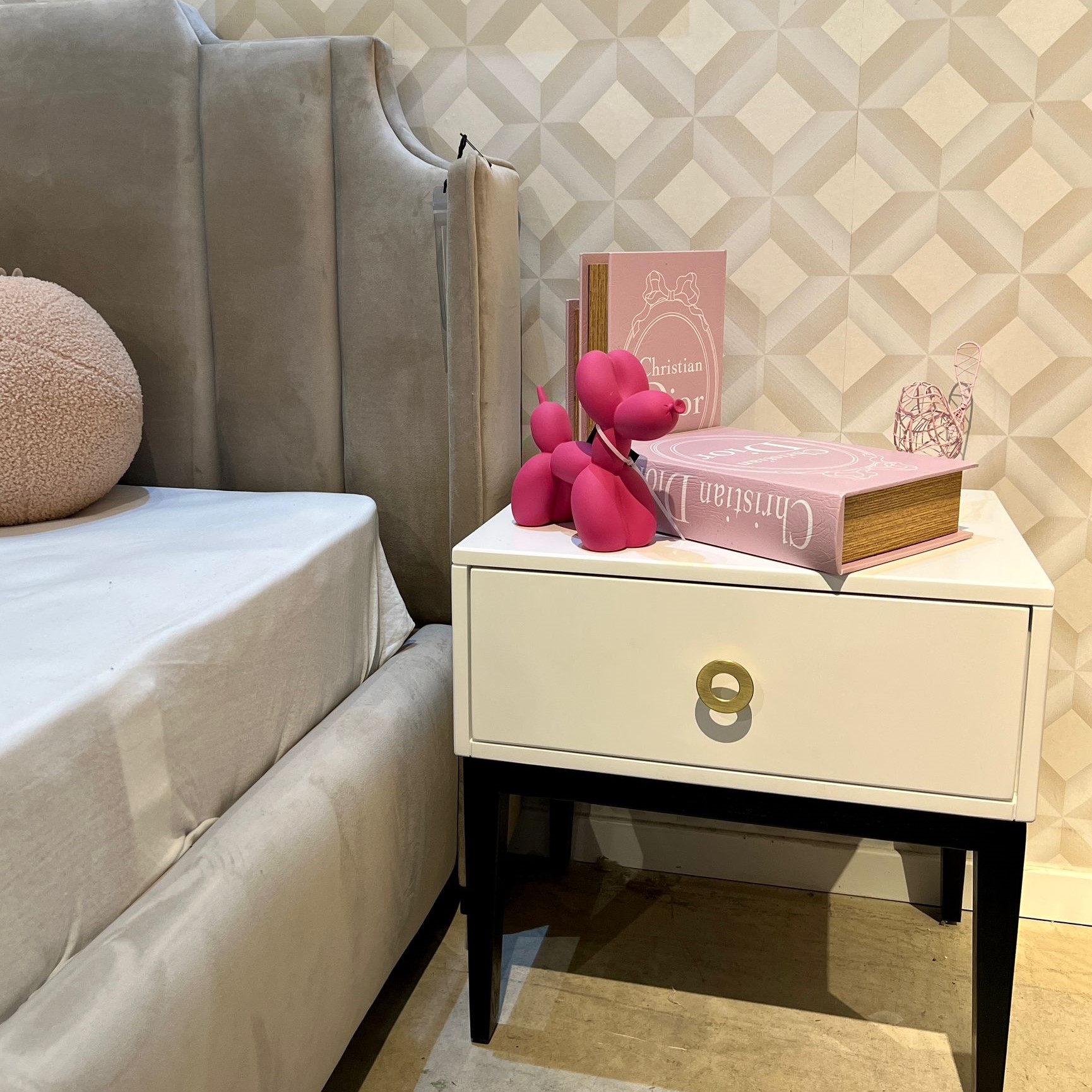 פסל כלב בלון ורוד