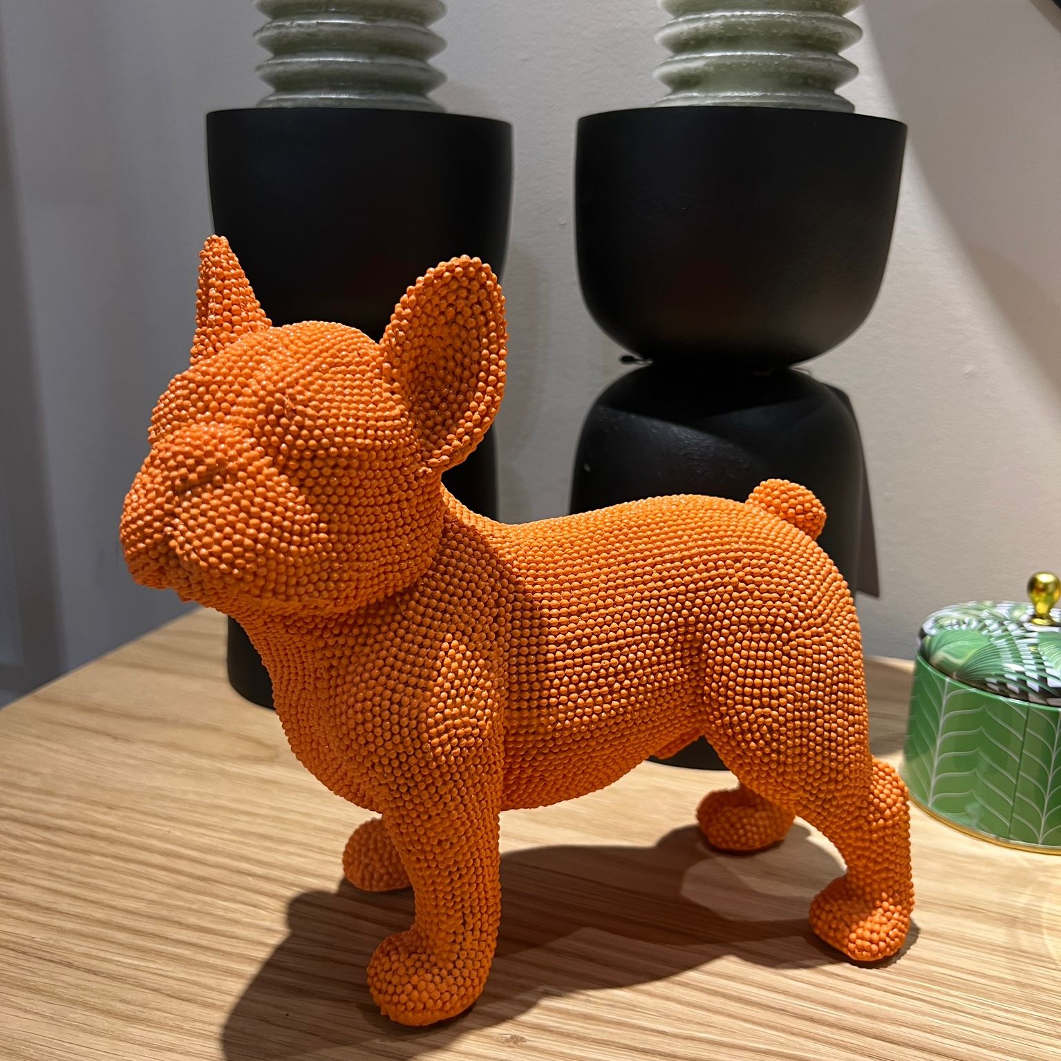 פסל כלב בולדוג כתום פסל כלב בולדוג כתום