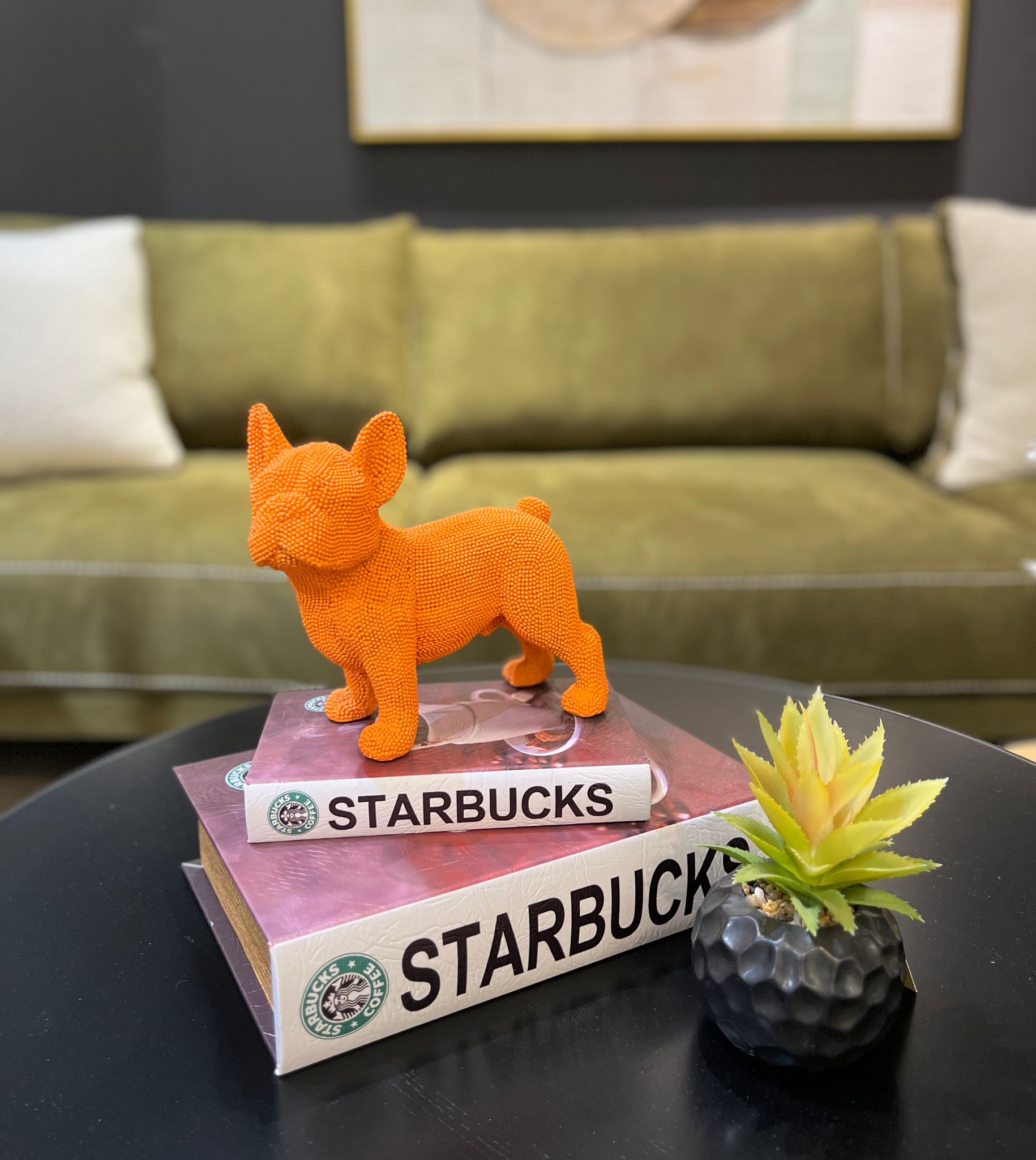 פסל כלב בולדוג כתום פסל כלב בולדוג כתום