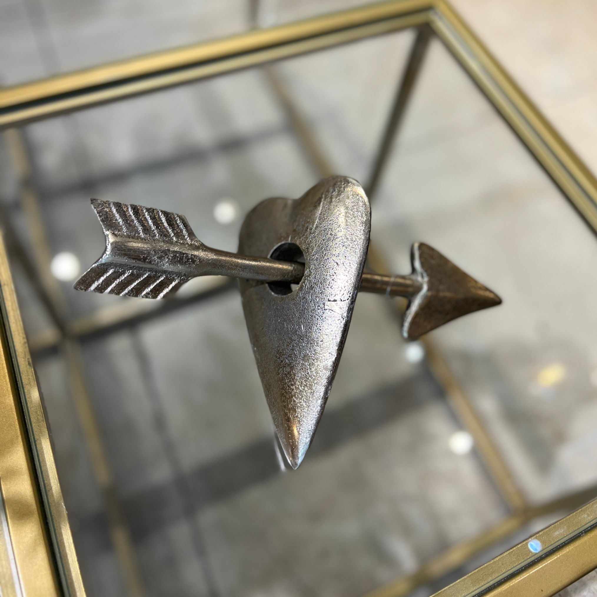 פסל לב חץ זהב מעוצב דגם רויאל פסל לב חץ זהב מעוצב דגם רויאל