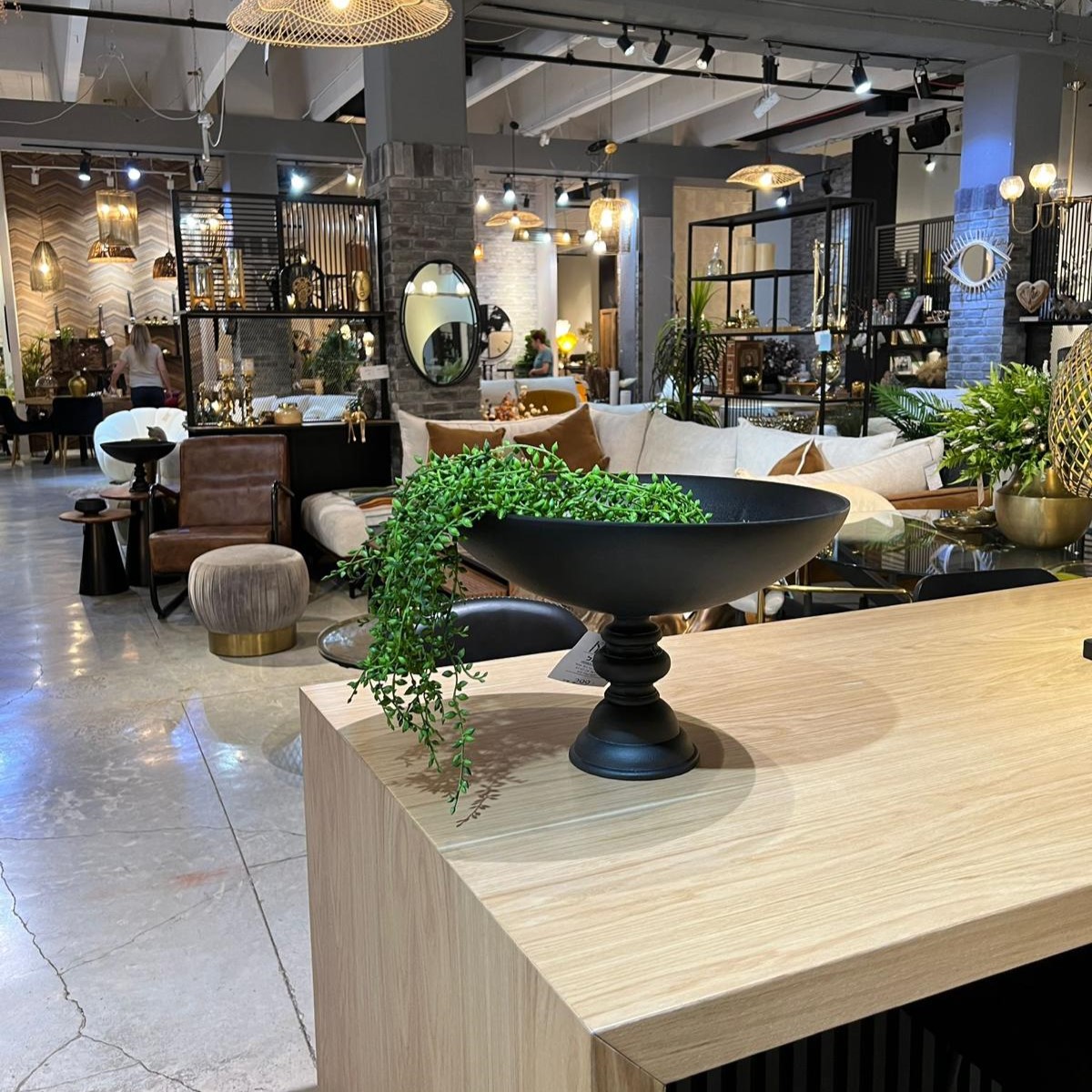 קערה עגולה על רגל שחור דגם רויאל קערה עגולה על רגל שחור דגם רויאל