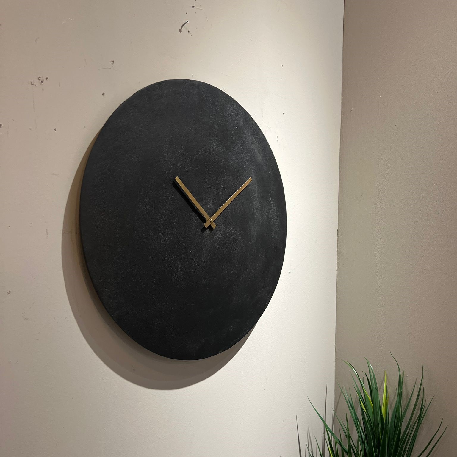 שעון מתכת שחור מחוגים זהב שעון מתכת שחור מחוגים זהב