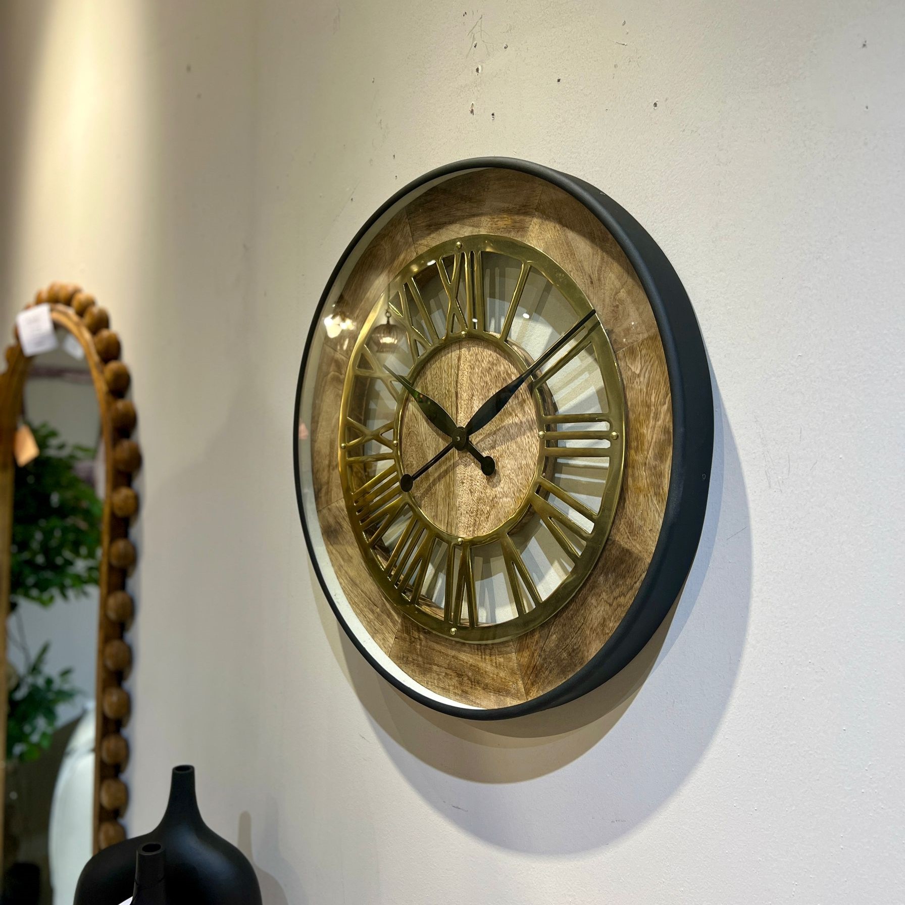 שעון קיר יוקרתי דגם שאניב קוטר 60סמ ברזל עץ וזכוכית עם מספרים רומיים זהובים שעון קיר יוקרתי דגם שאניב קוטר 60סמ ברזל עץ וזכוכית עם מספרים רומיים זהובים