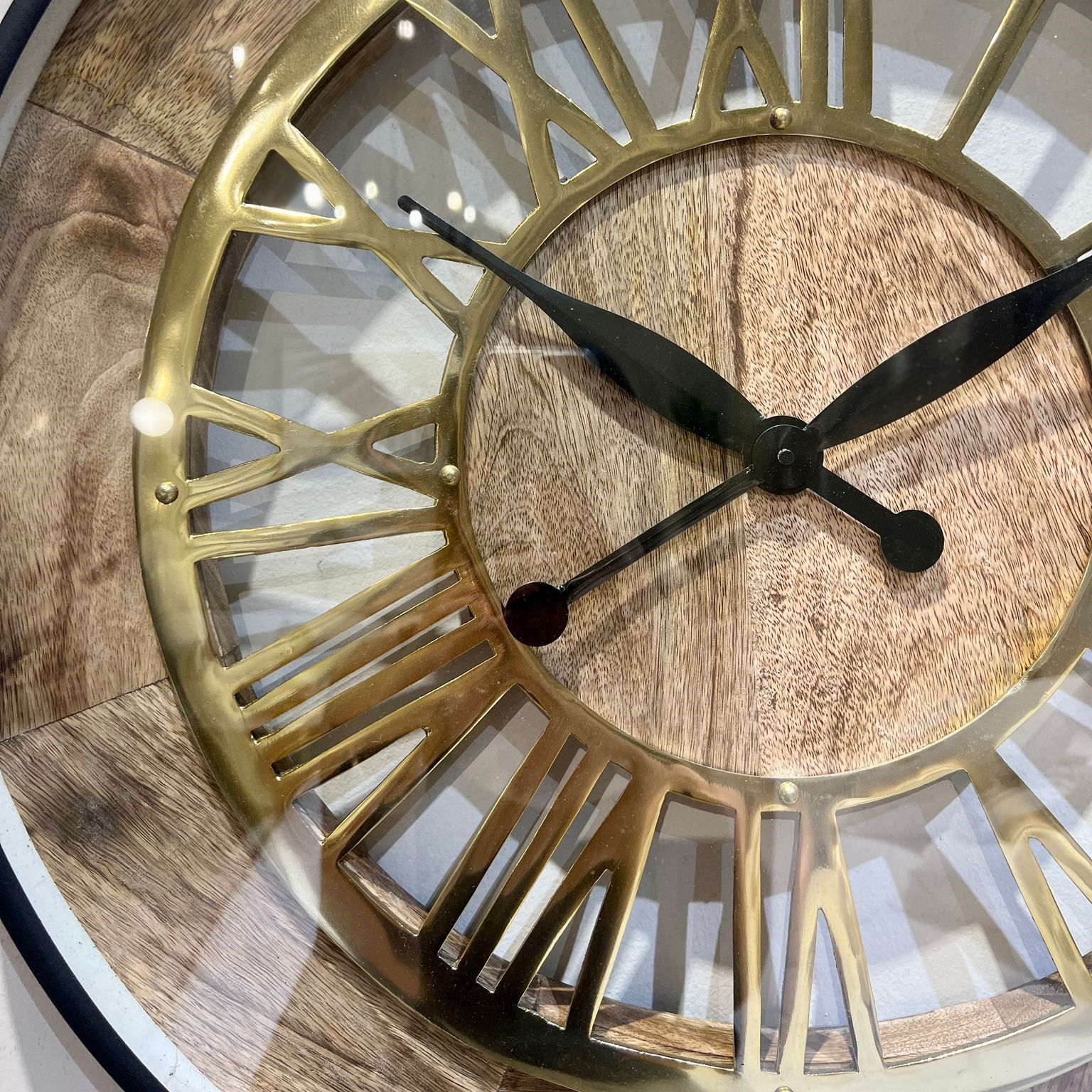 שעון קיר יוקרתי דגם שאניב קוטר 60סמ ברזל עץ וזכוכית עם מספרים רומיים זהובים שעון קיר יוקרתי דגם שאניב קוטר 60סמ ברזל עץ וזכוכית עם מספרים רומיים זהובים