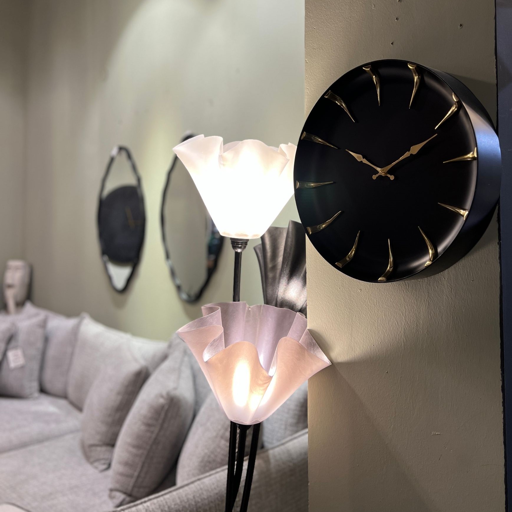 שעון קיר מתכת שחור מספרי קויים זהב שעון קיר מתכת שחור מספרי קויים זהב